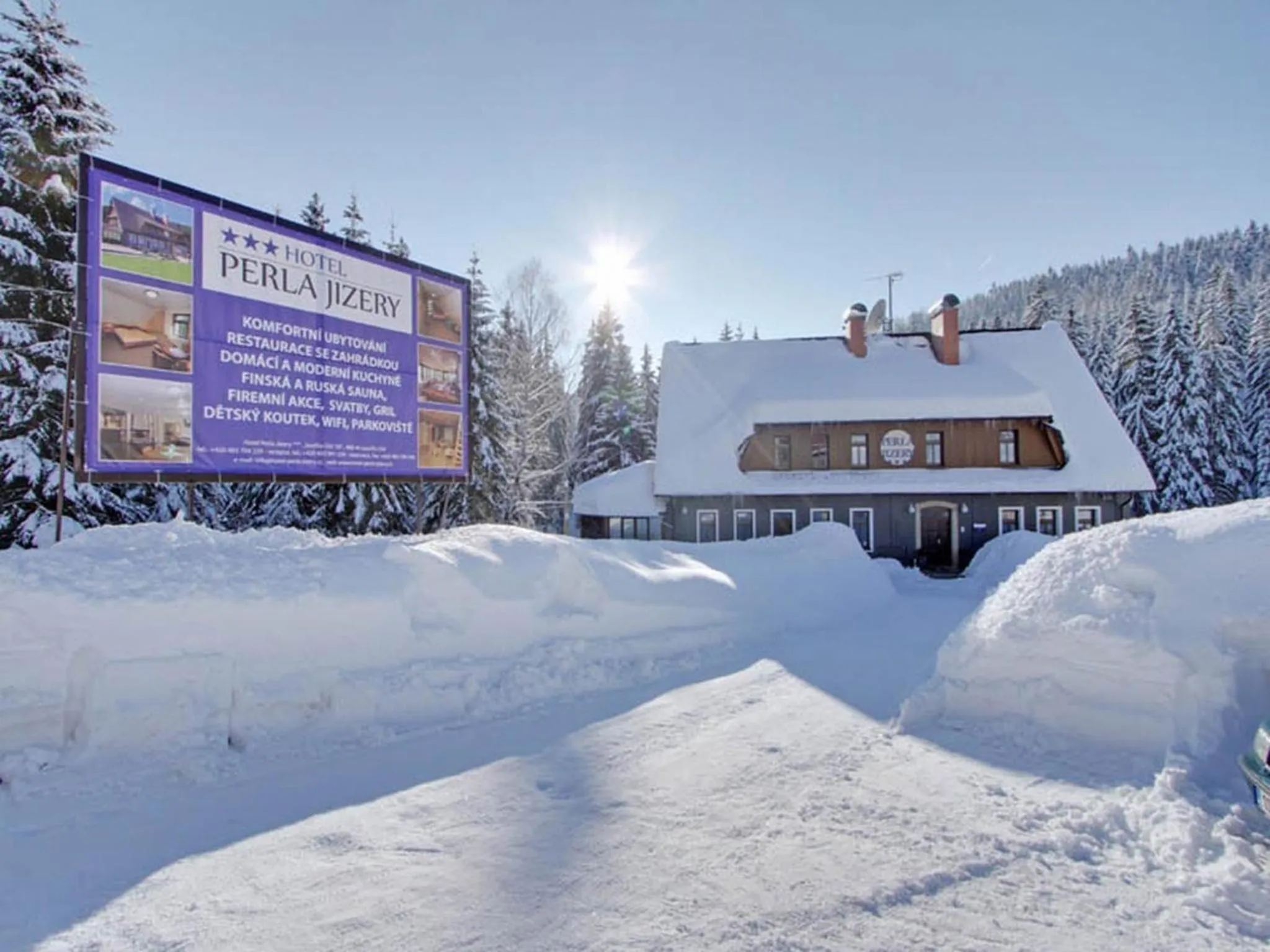Facade/entrance in Hotel Perla Jizery
