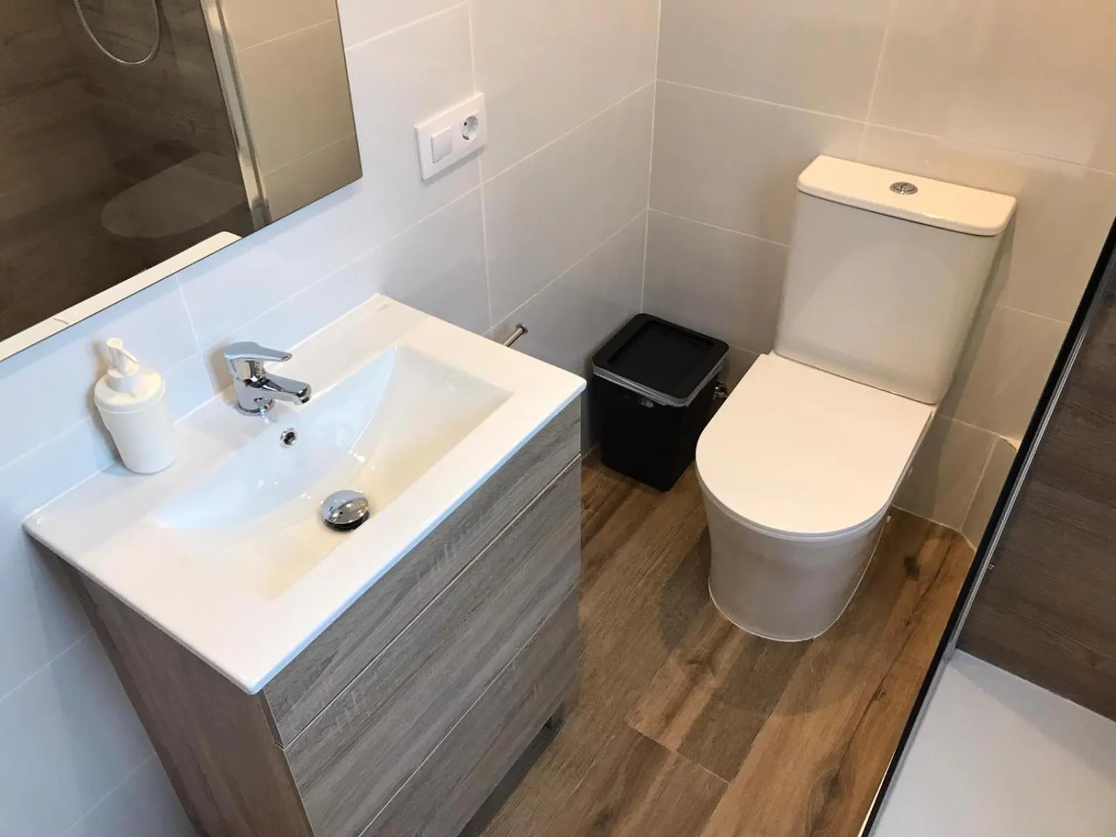 Toilet in Sweet BCN Studio with Terrace