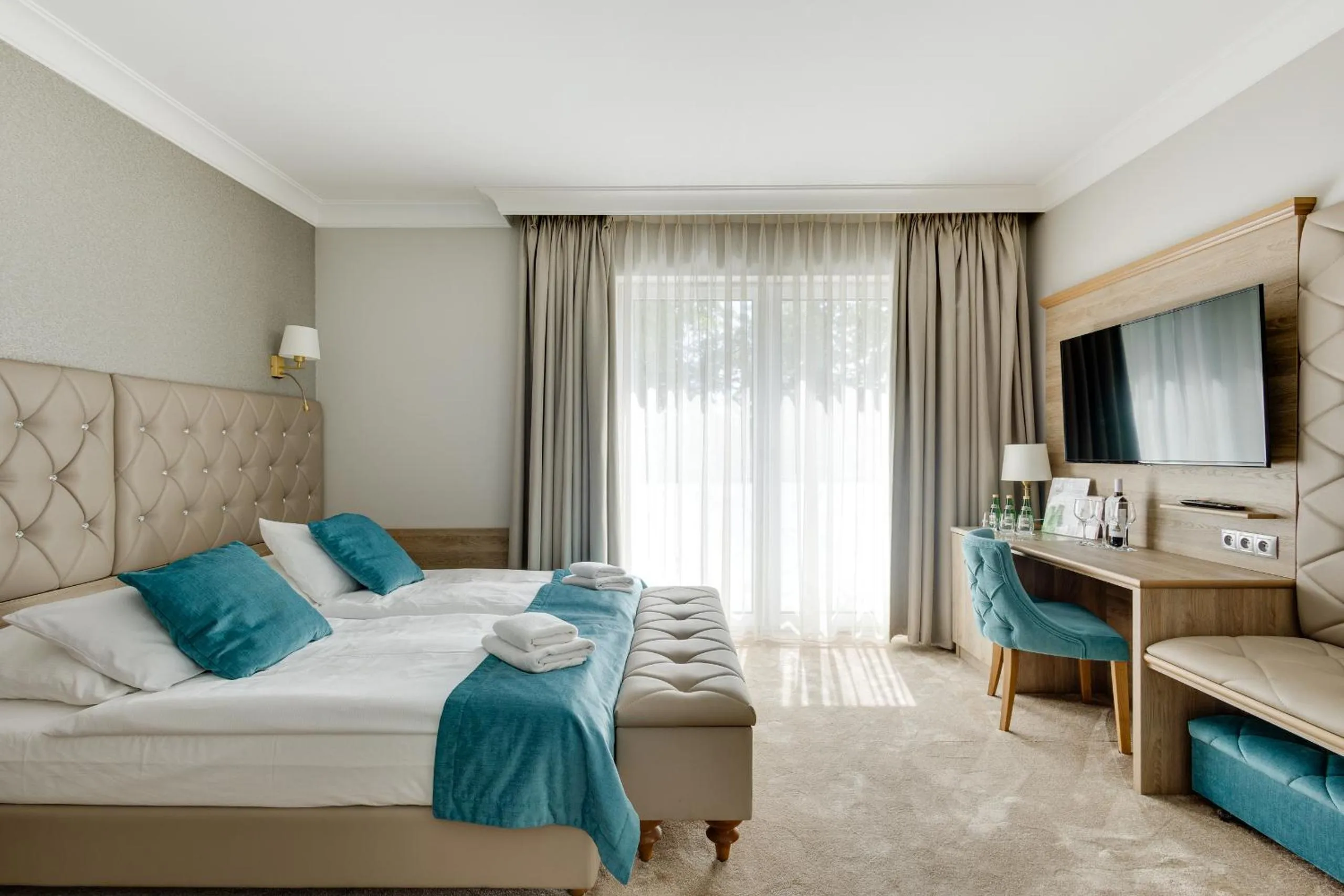 Communal lounge/ TV room, Bed in Villa Meduza