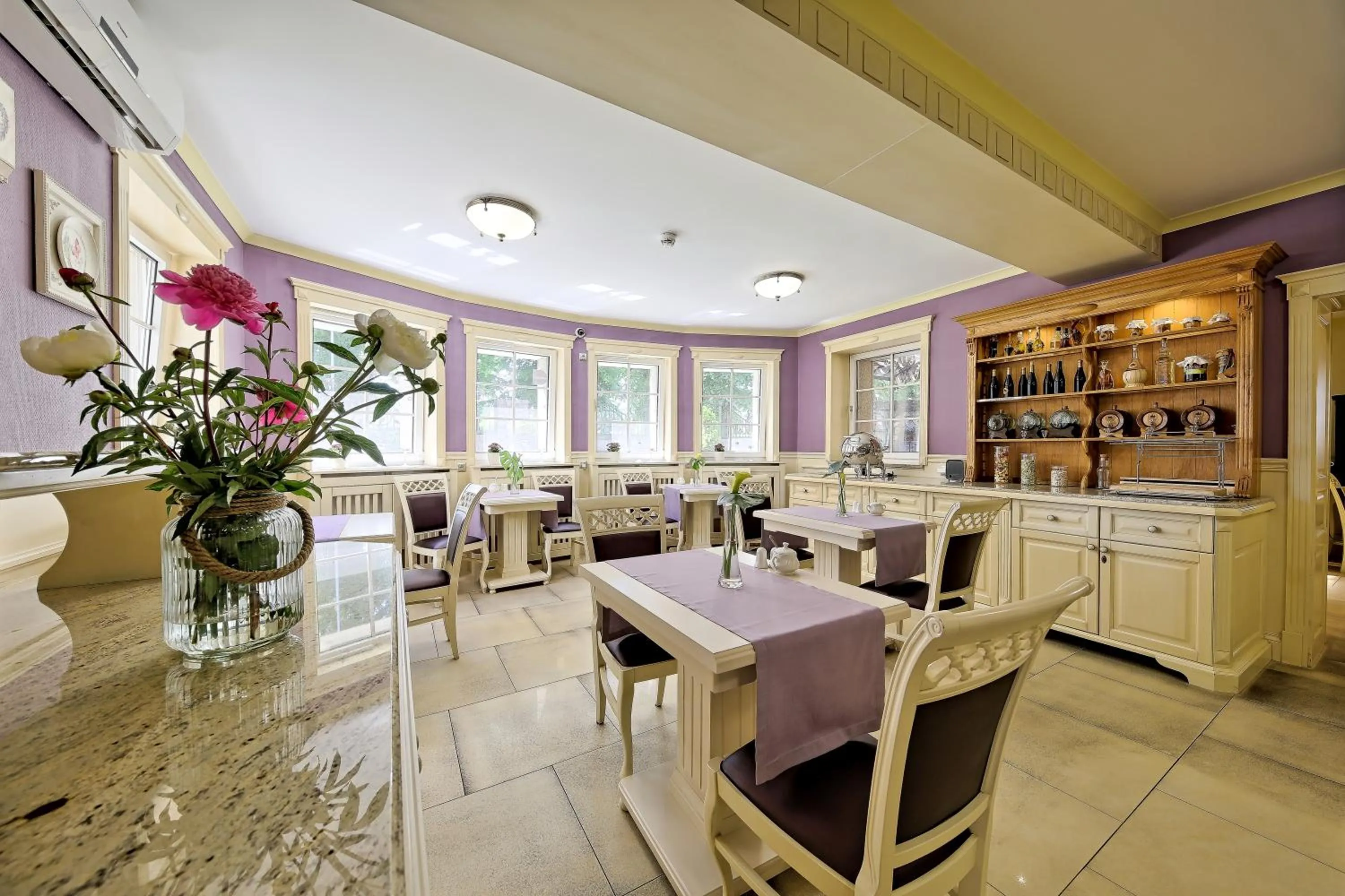 Restaurant/places to eat in Villa Meduza