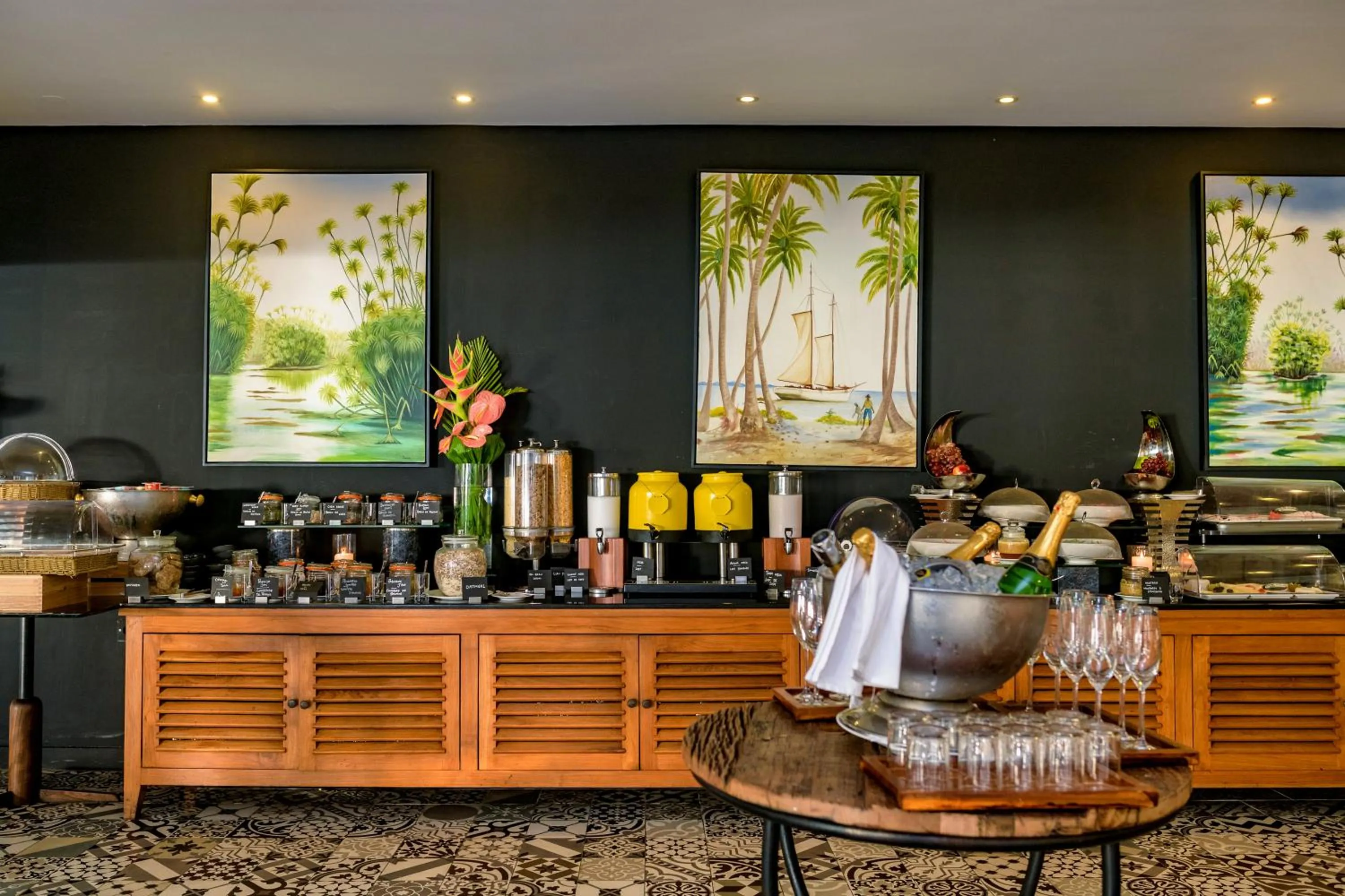 Restaurant/places to eat in Seasense Boutique Hotel & Spa