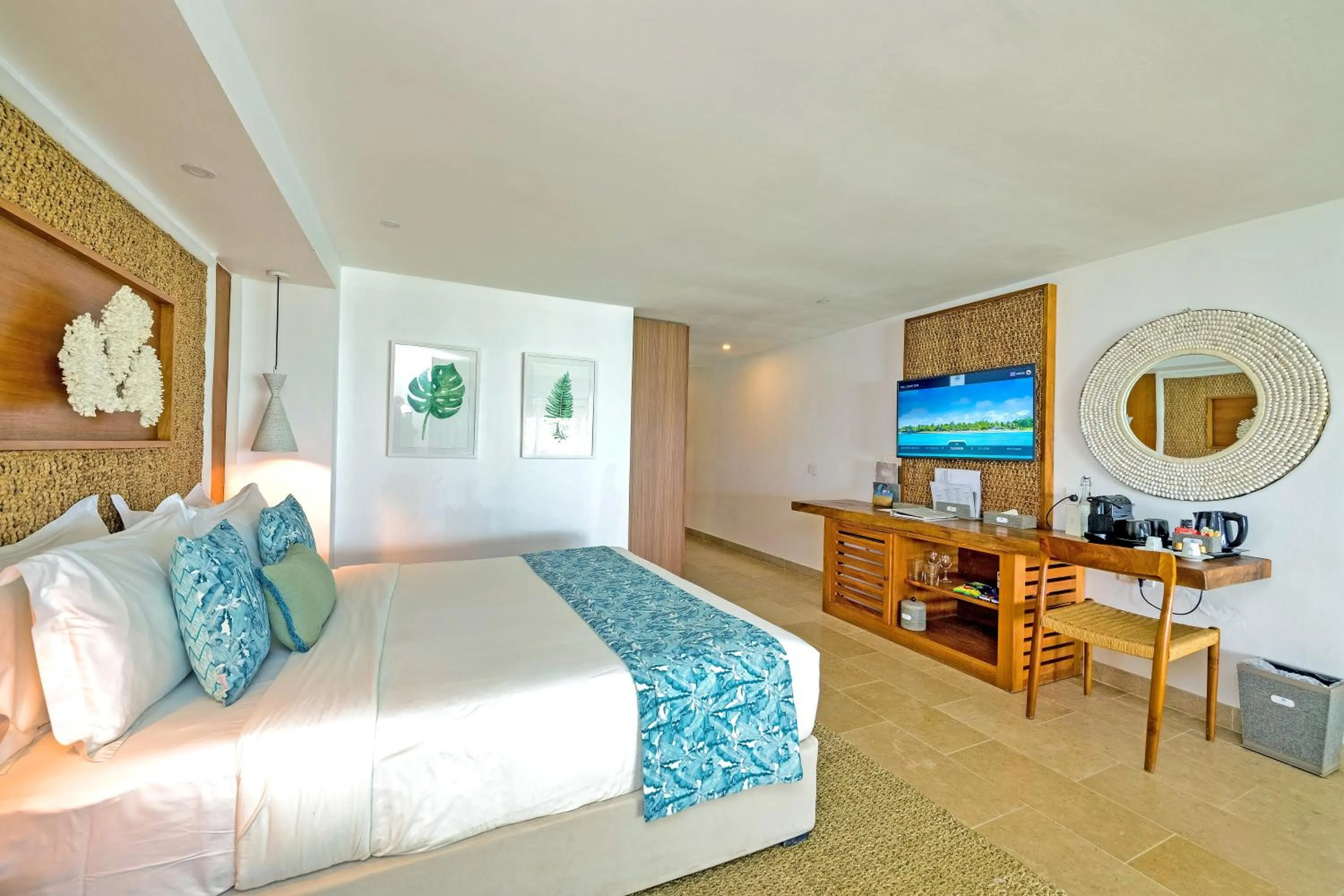 Coffee/tea facilities, Bed in Seasense Boutique Hotel & Spa