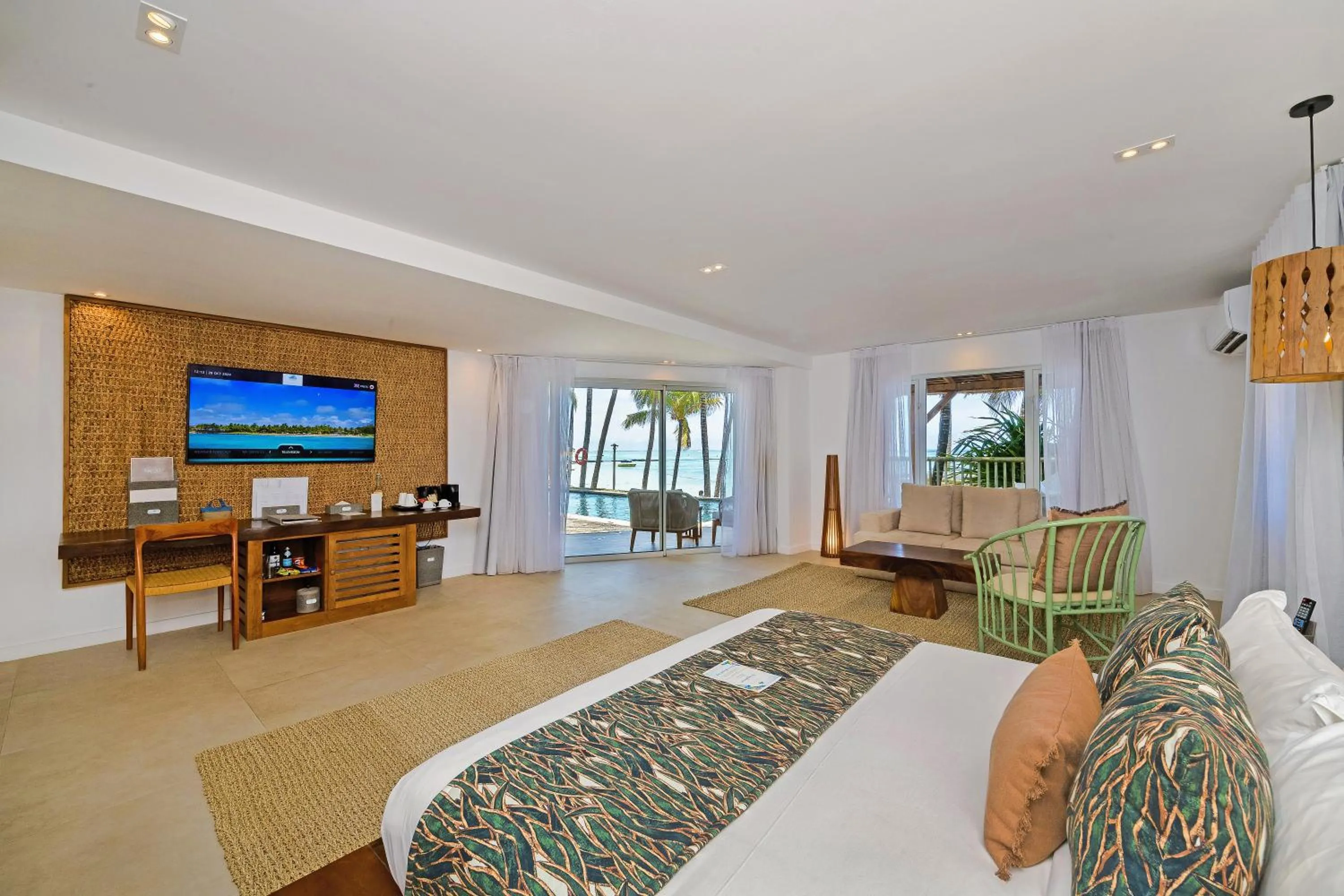 Coffee/tea facilities, Bed in Seasense Boutique Hotel & Spa