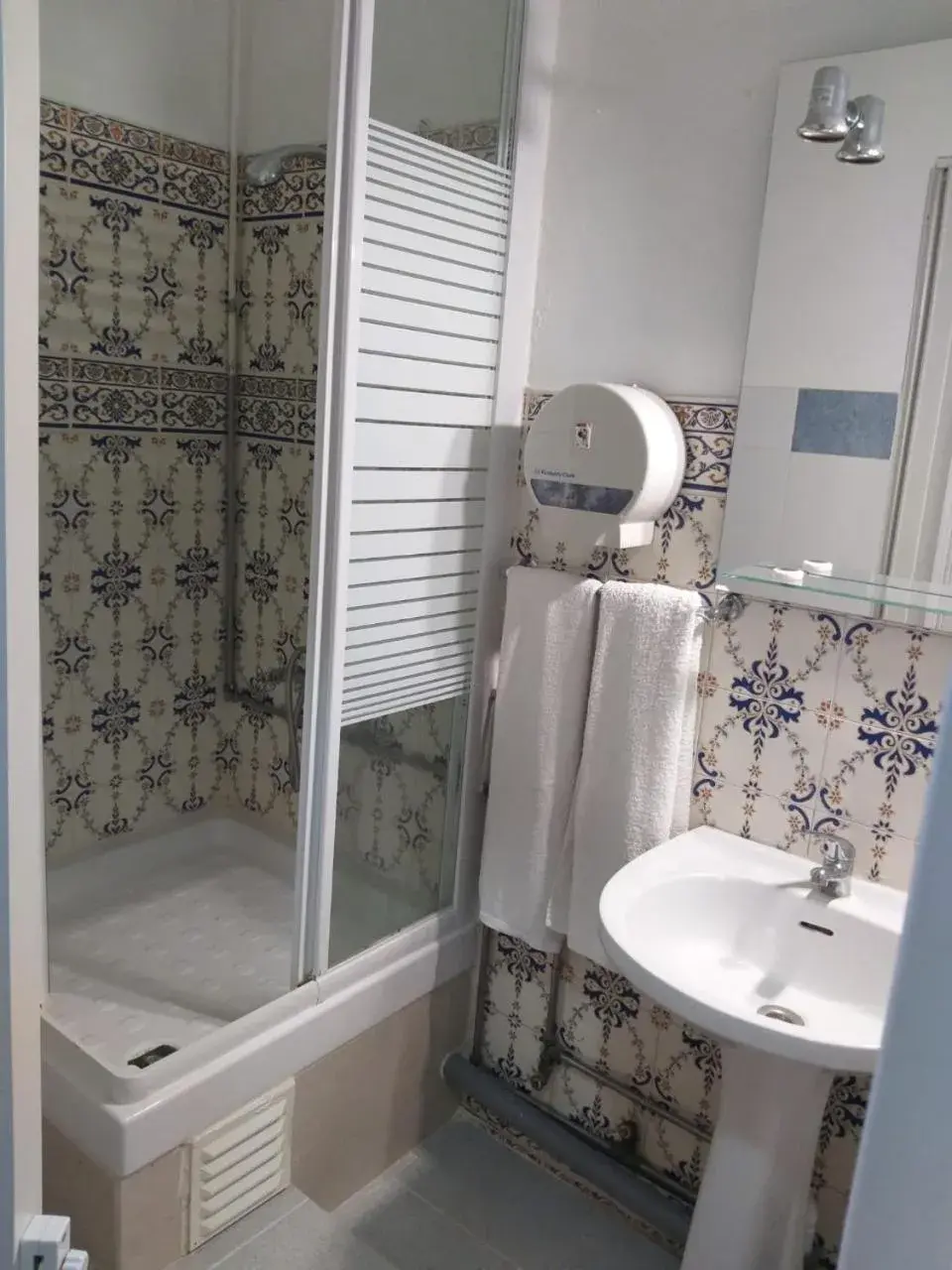 Triple Room with Private Bathroom in Hostal Africa Do Sul Triple Room with Private Bathroom in Hostal Africa Do Sul