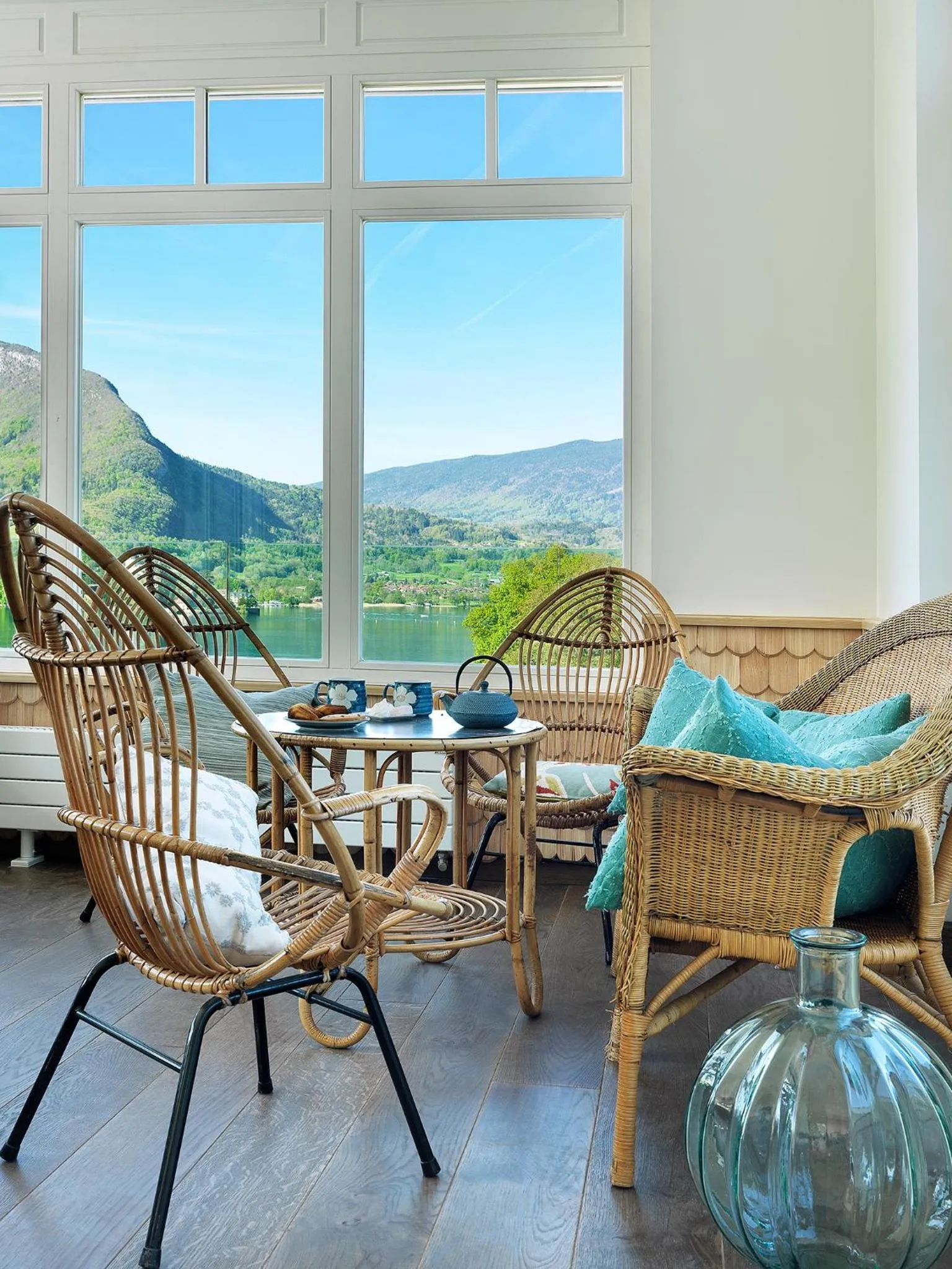 Communal lounge/ TV room in Hôtel Beau Site Talloires B SPA