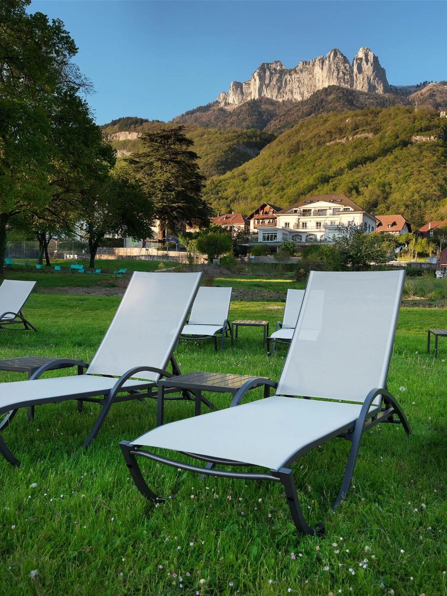 Garden in Hôtel Beau Site Talloires B SPA