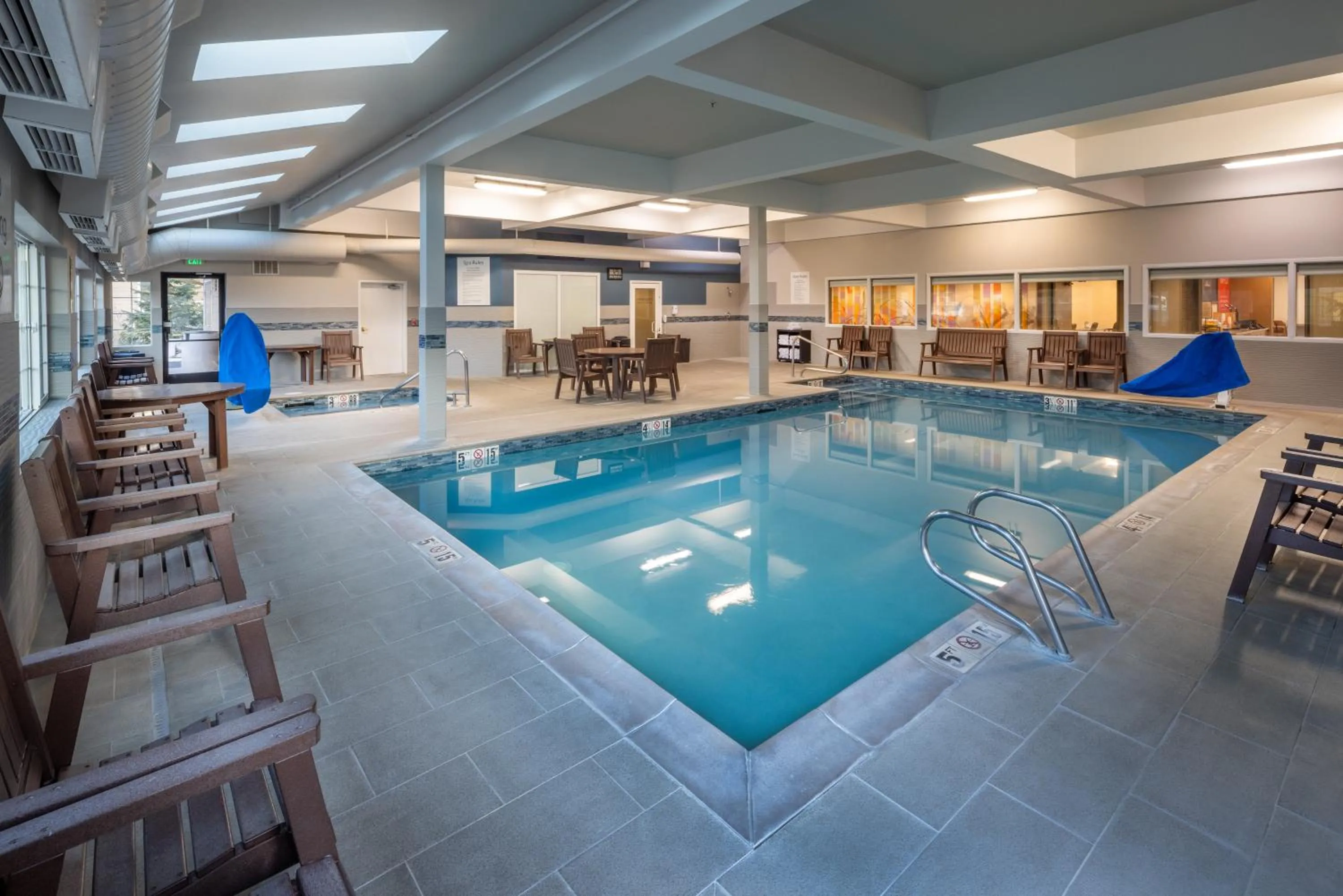 Swimming pool in Hampton Inn Pullman