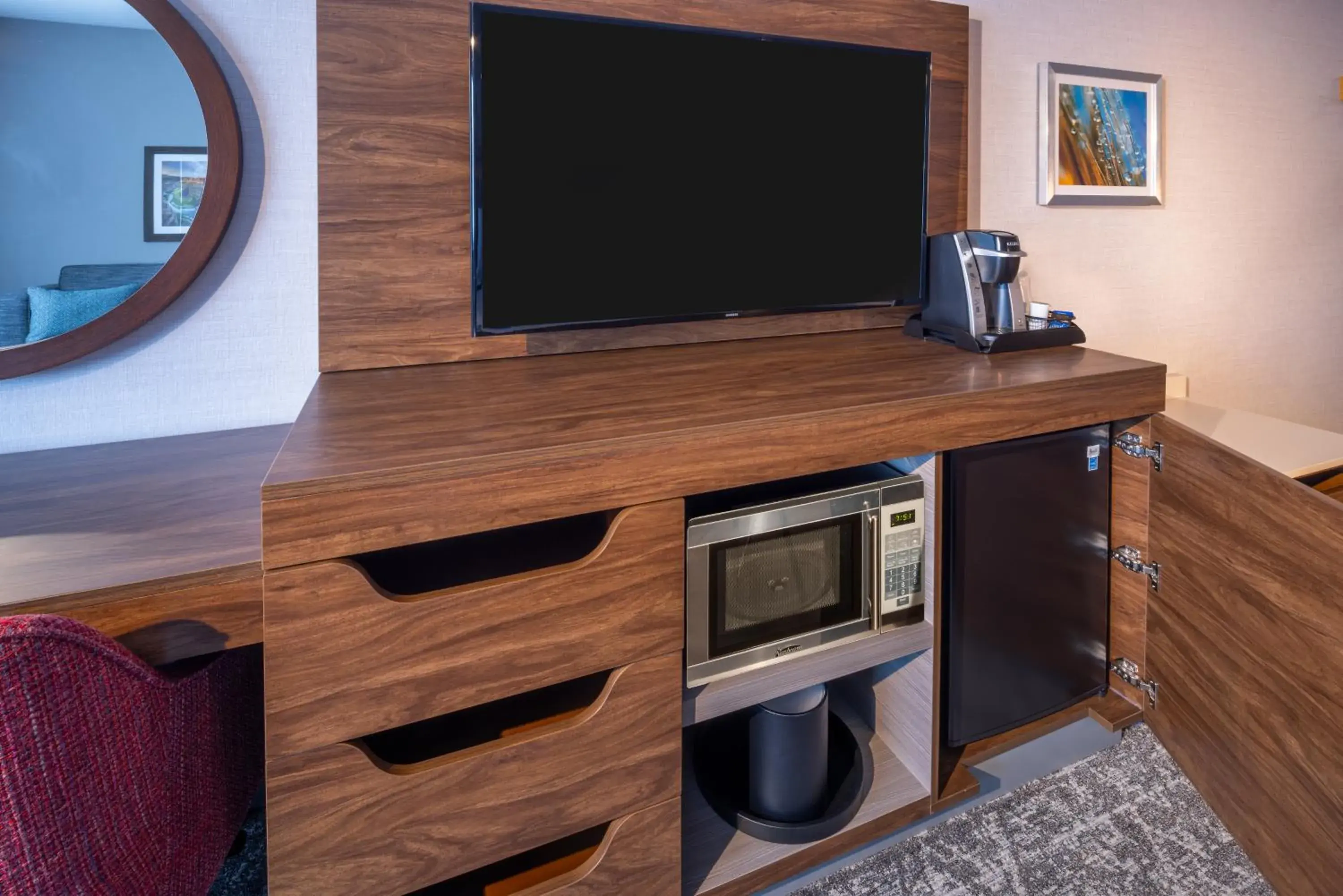 King Room with Sofa Bed and Bath Tub - Mobility Accessible in Hampton Inn Pullman King Room with Sofa Bed and Bath Tub - Mobility Accessible in Hampton Inn Pullman