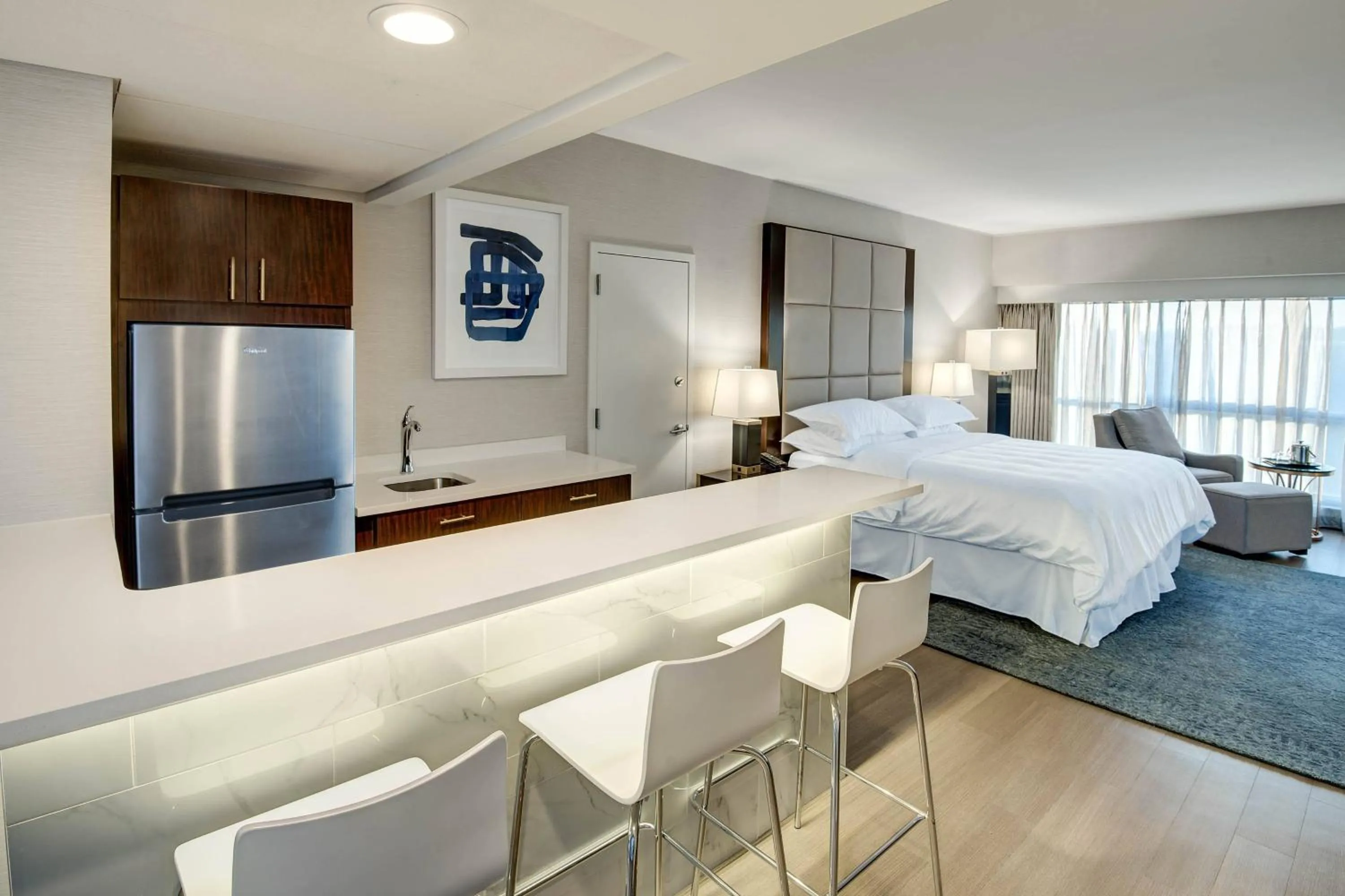 Photo of the whole room, Bed in Sheraton Eatontown Hotel