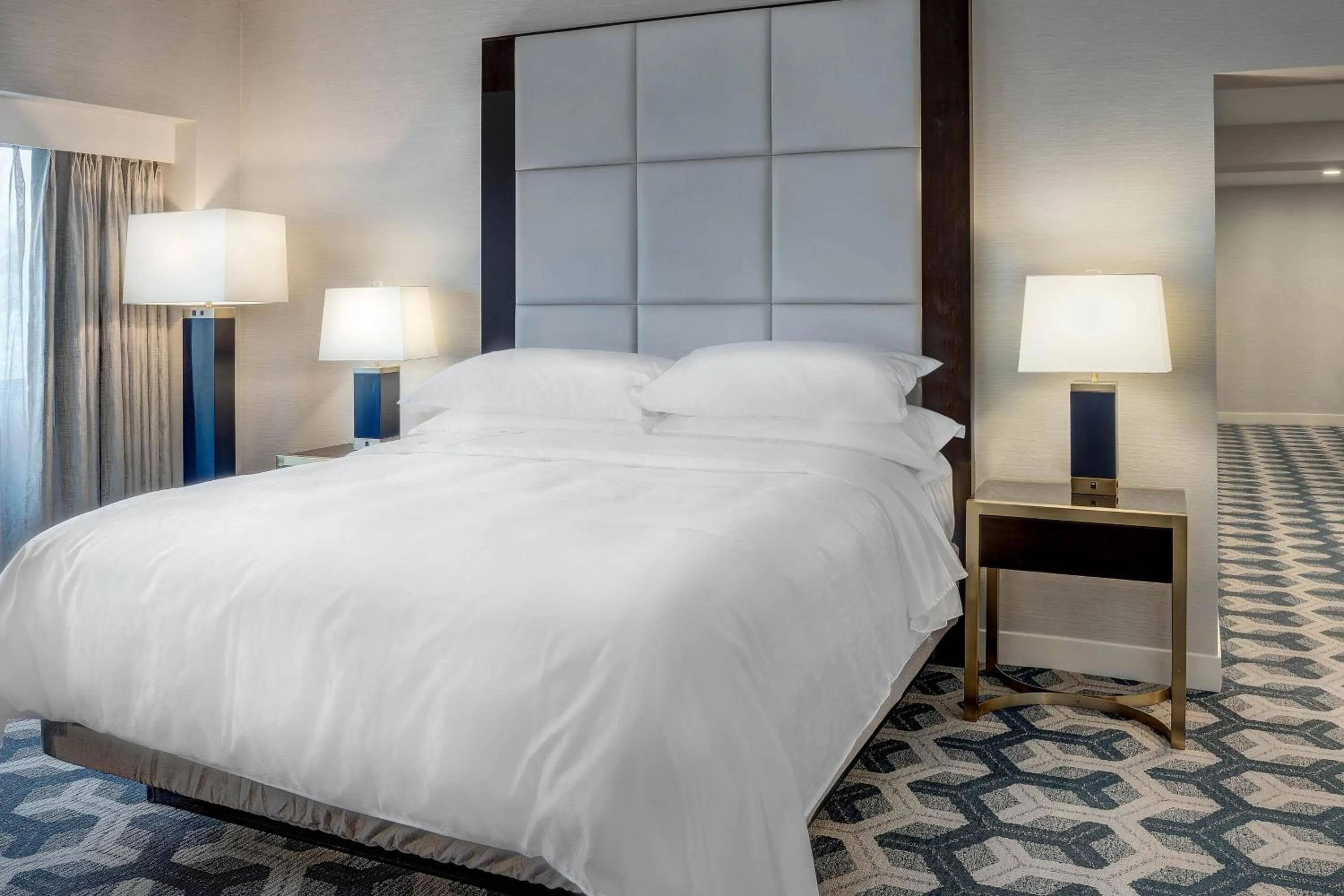 Photo of the whole room, Bed in Sheraton Eatontown Hotel