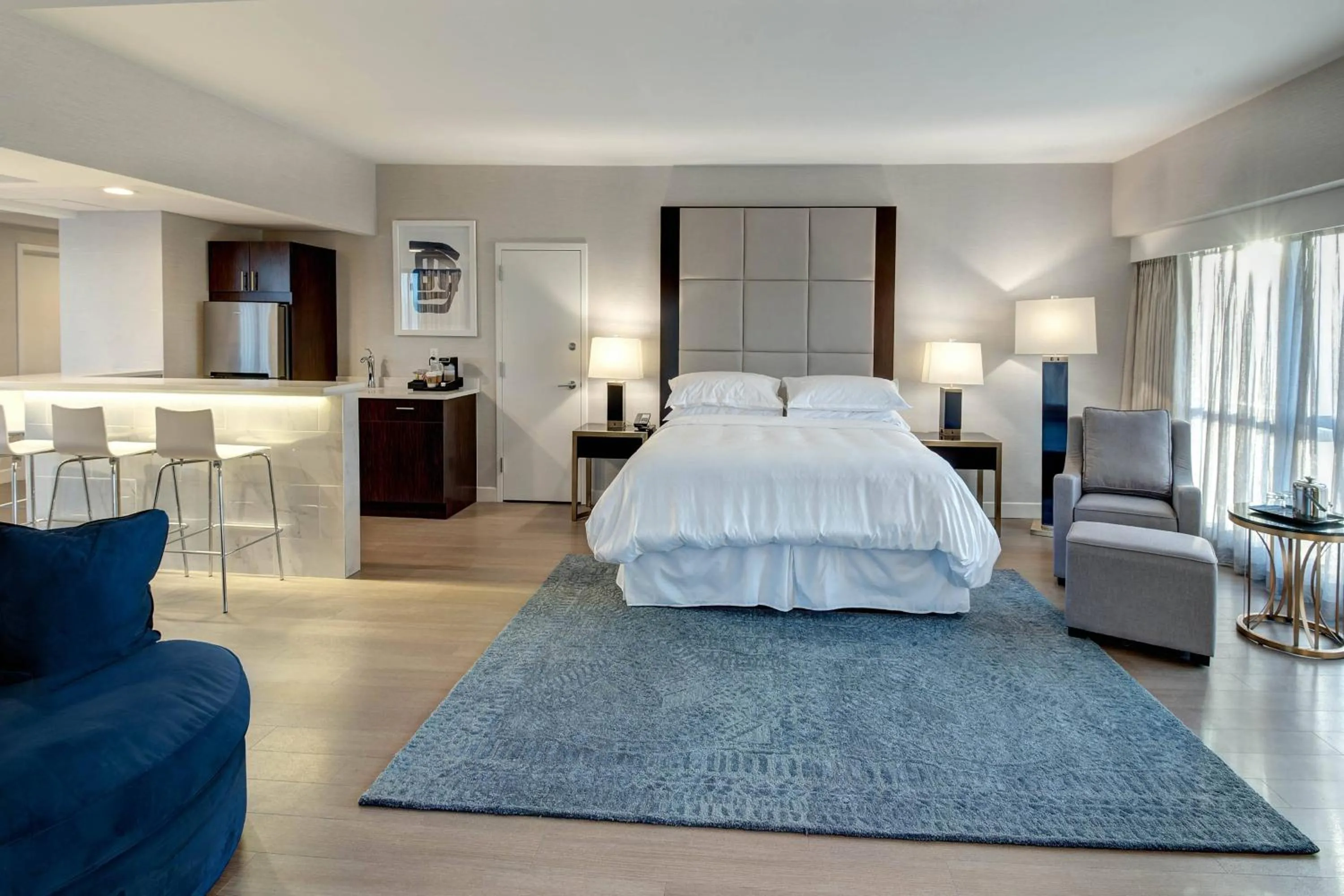 Photo of the whole room, Bed in Sheraton Eatontown Hotel