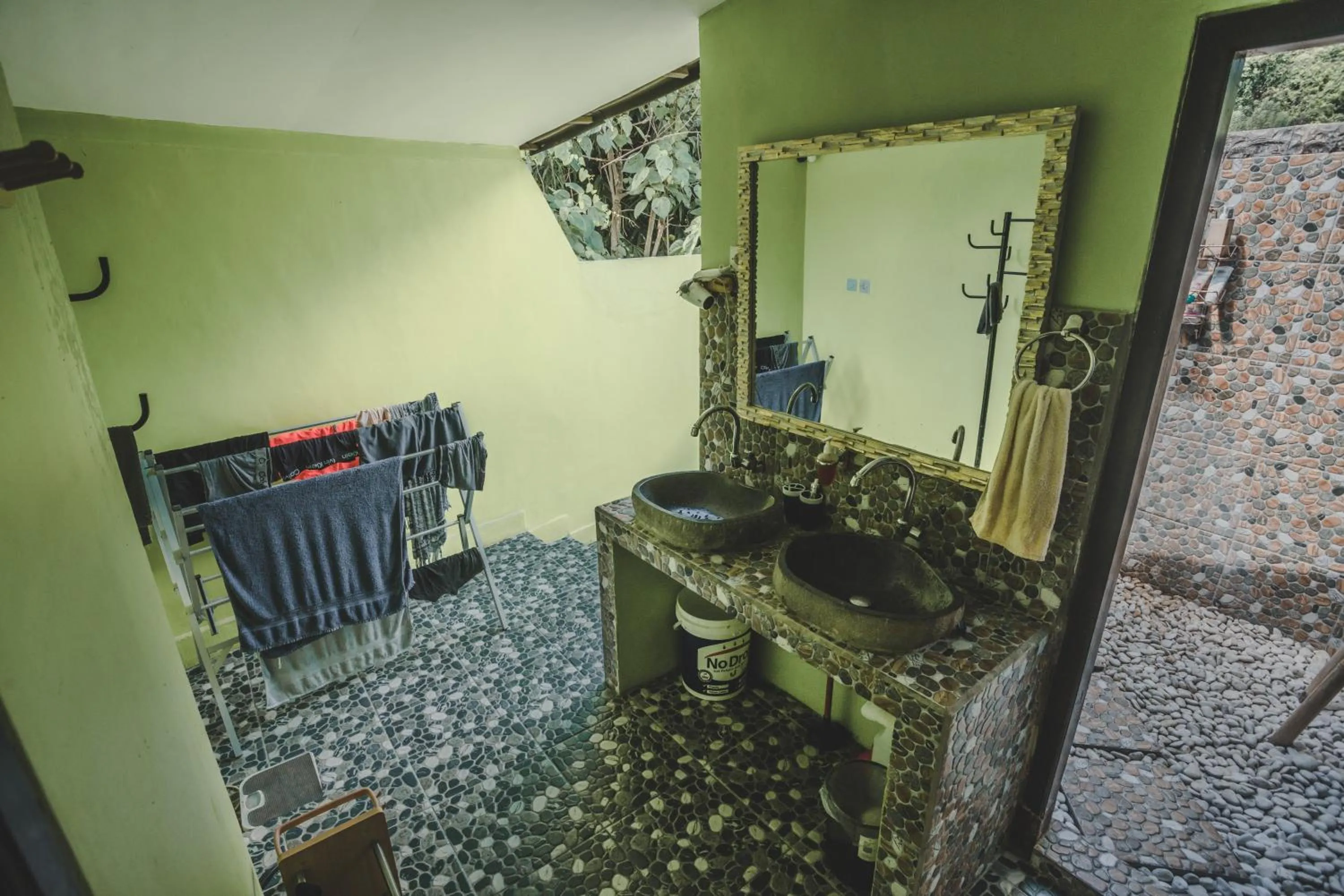 Bathroom in WW Backpackers