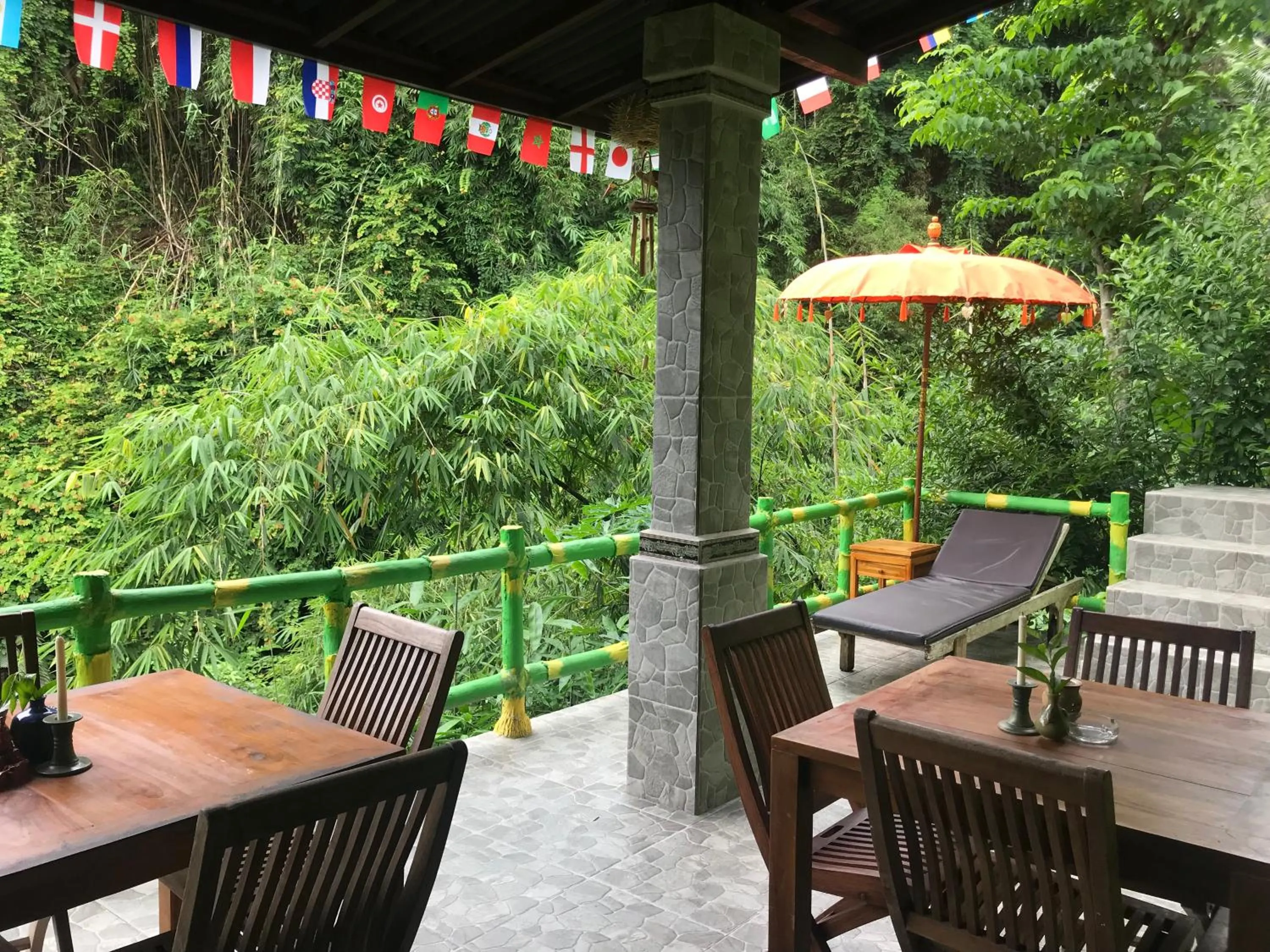 Restaurant/places to eat in WW Backpackers
