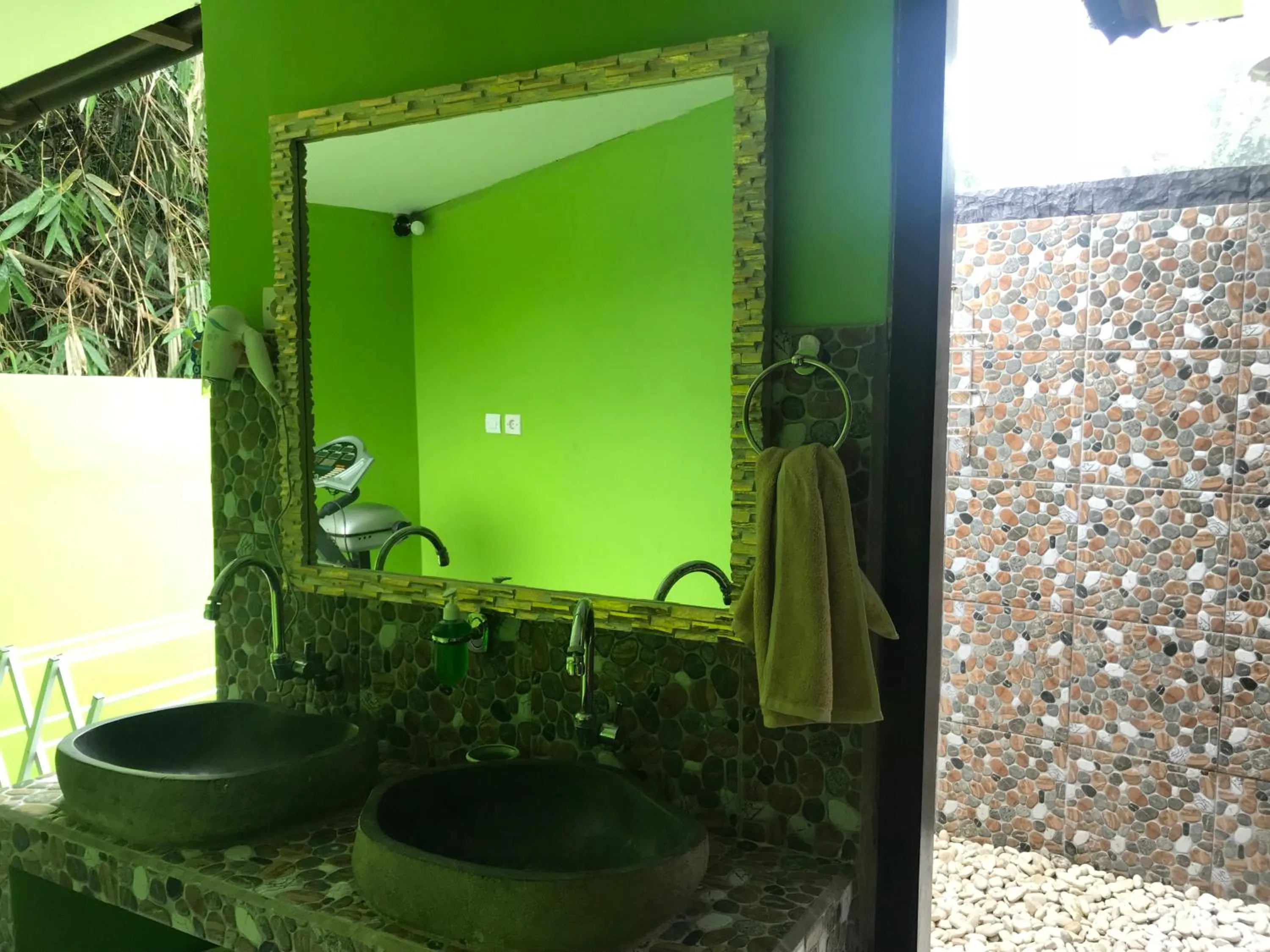 Bathroom in WW Backpackers