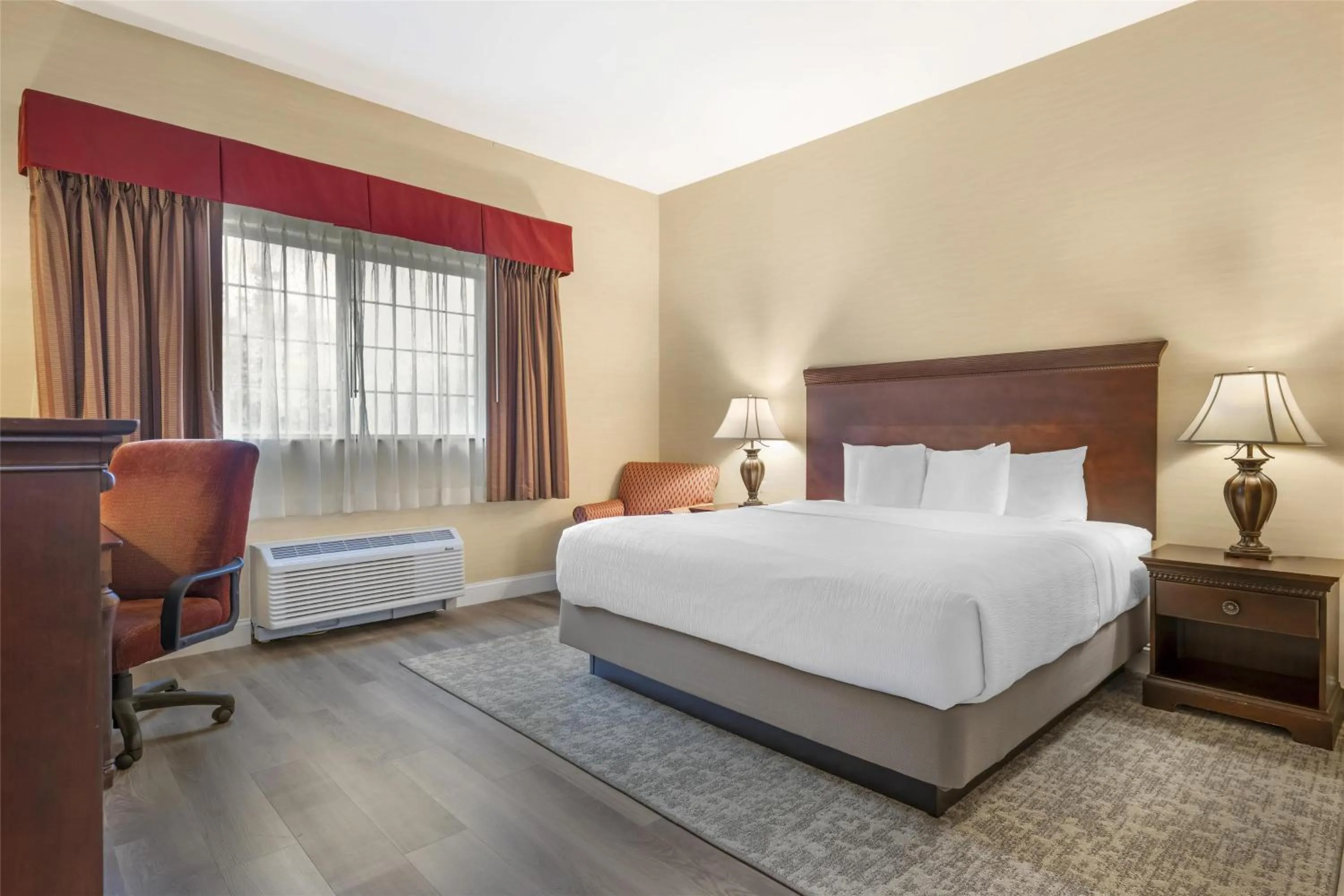 Bedroom, Bed in Best Western PLUS Vineyard Inn and Suites