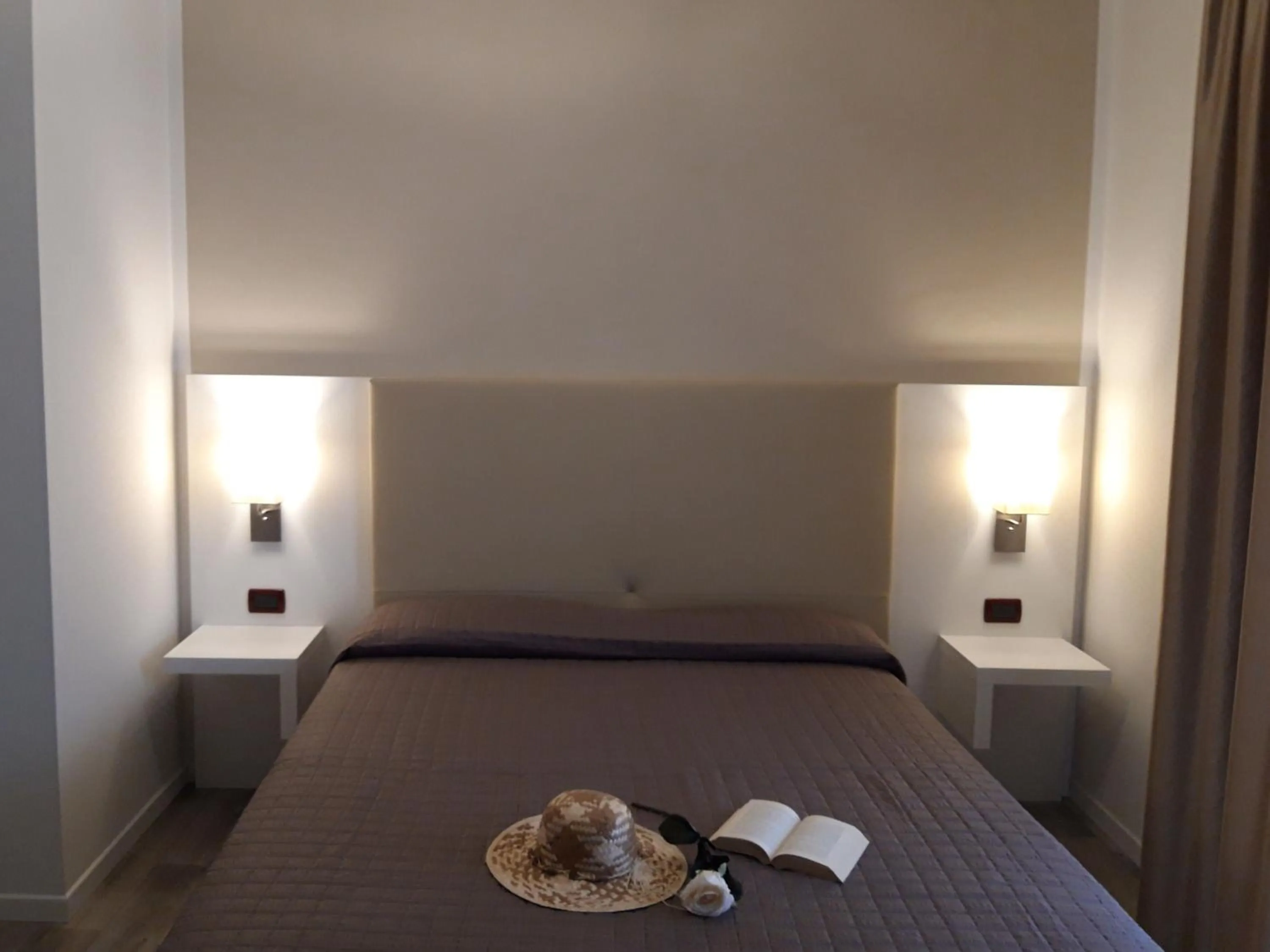 Bed in Hotel Trevi