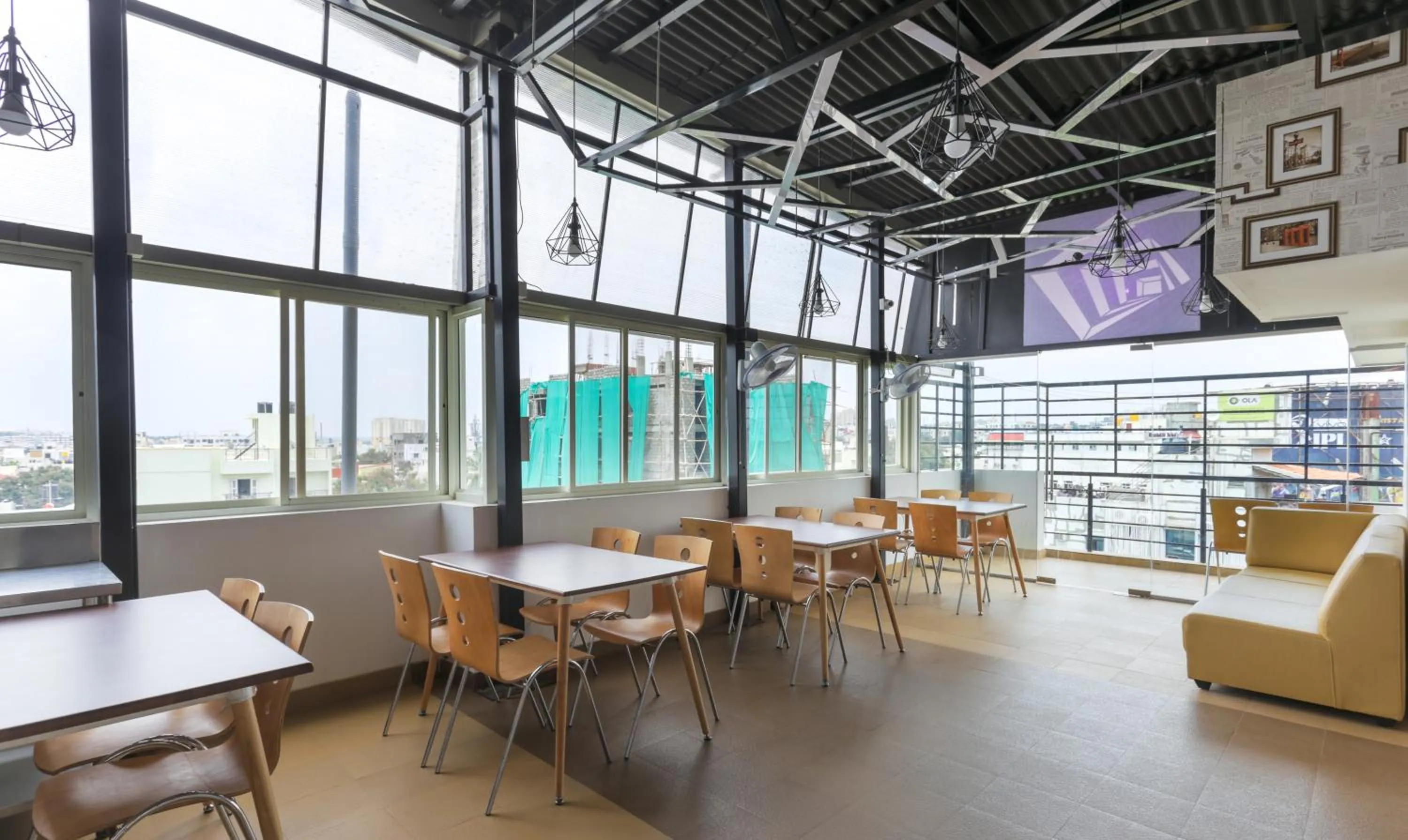 Restaurant/places to eat in Hotel Dvaraka Inn