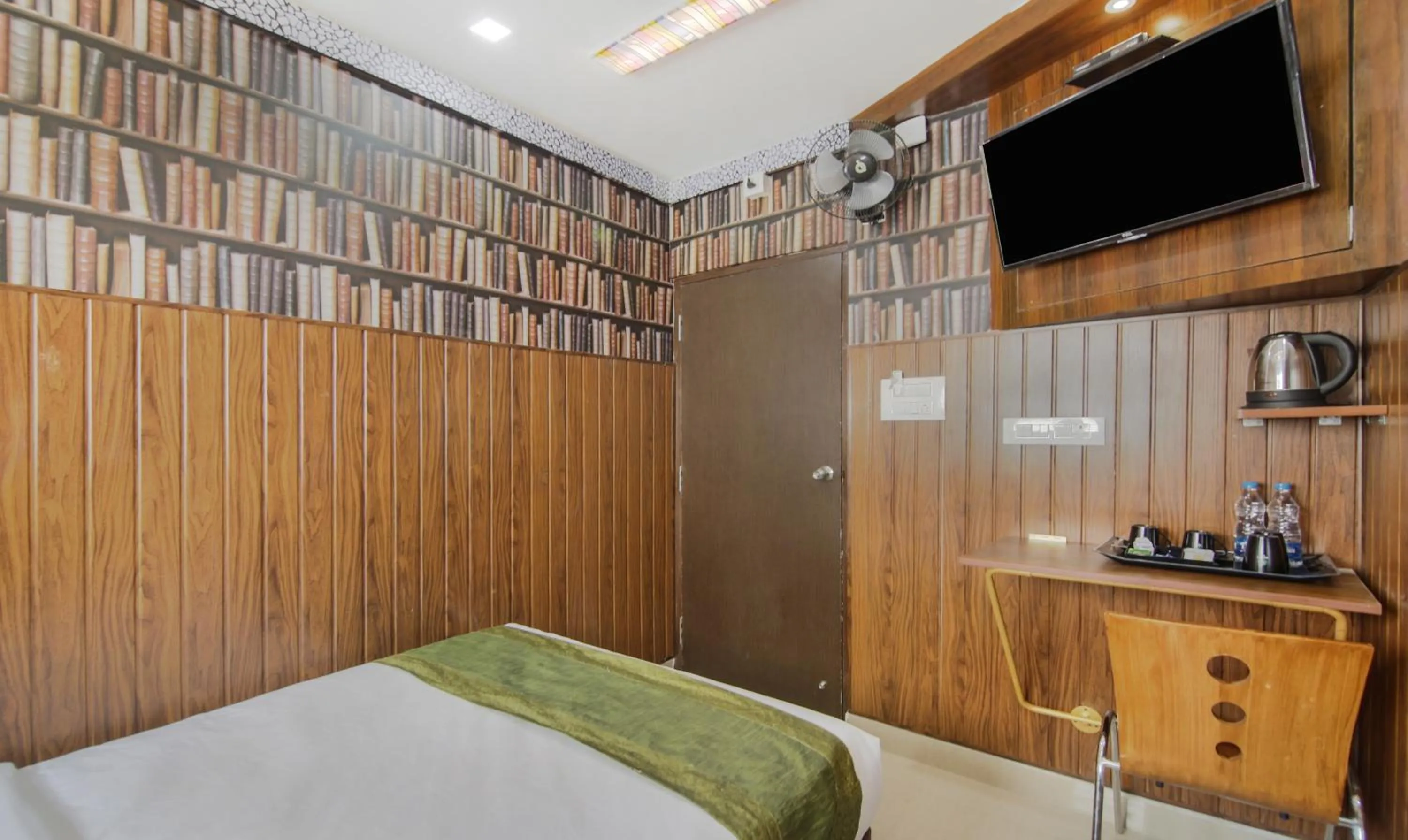 Communal lounge/ TV room, Bed in Hotel Dvaraka Inn