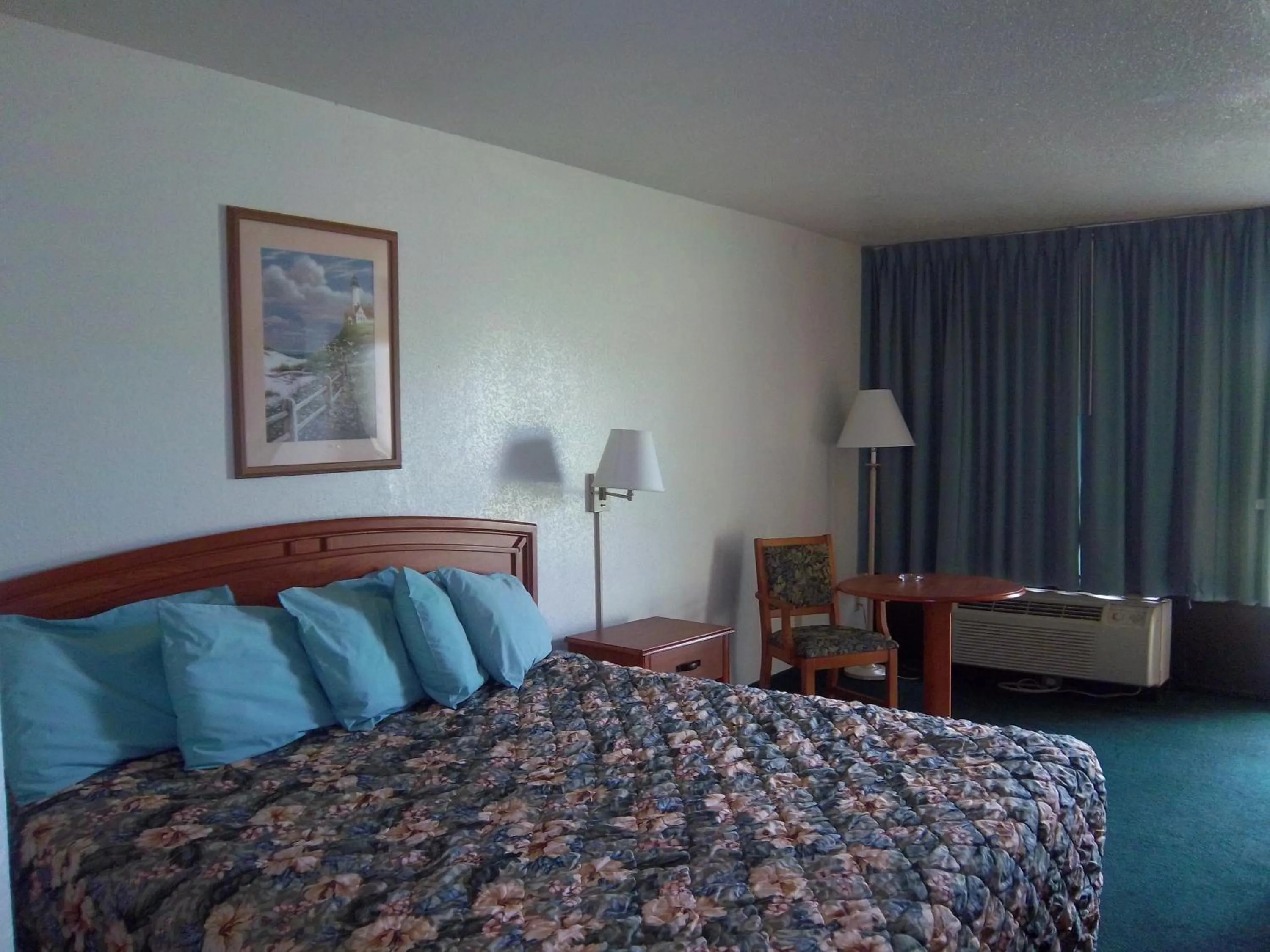 Bed in Americas Best Value Inn Florida Turnpike & I-95