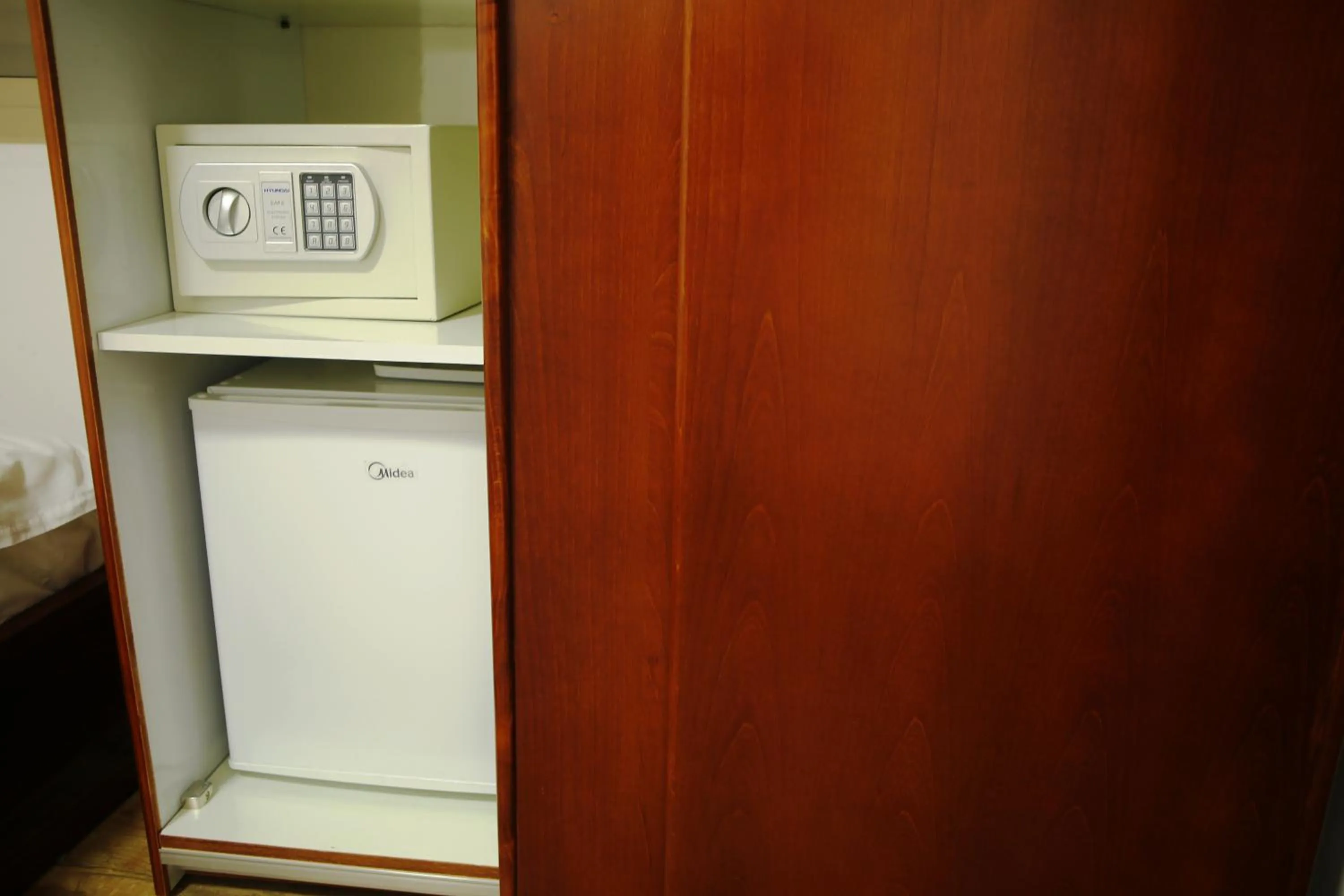 wardrobe in Alrowwad Guest House