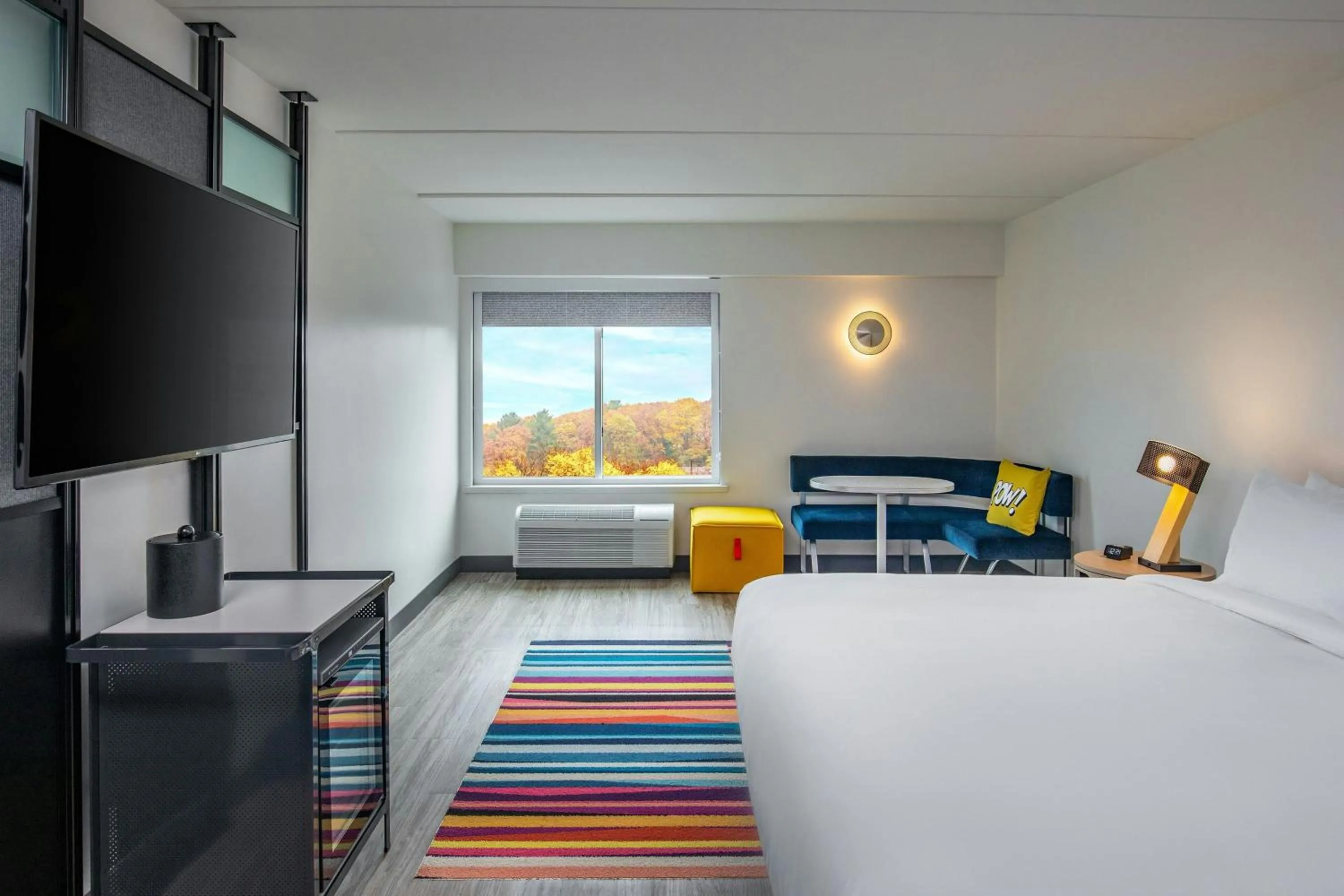 Photo of the whole room, Bed in Aloft Framingham