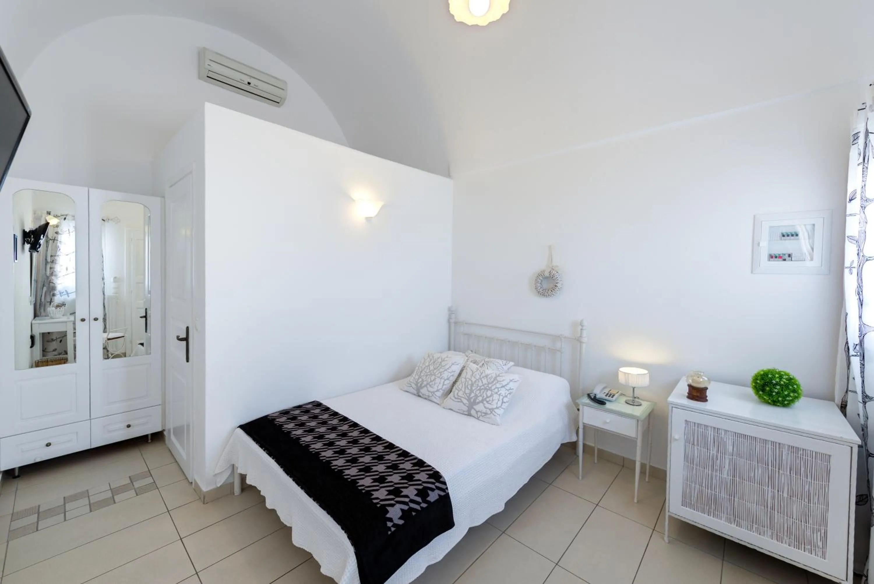 Photo of the whole room, Bed in Dream Island Hotel