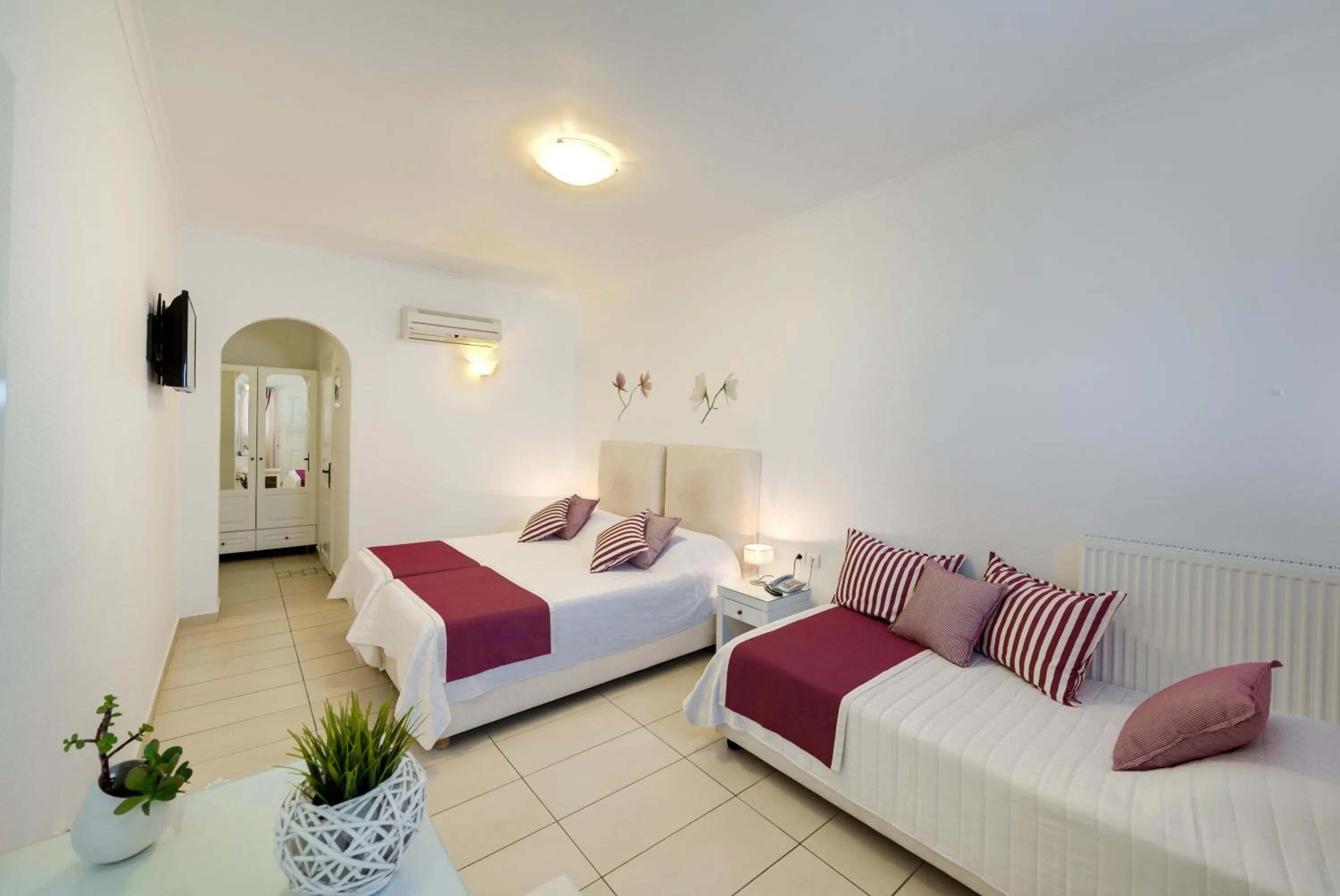 Photo of the whole room, Bed in Dream Island Hotel