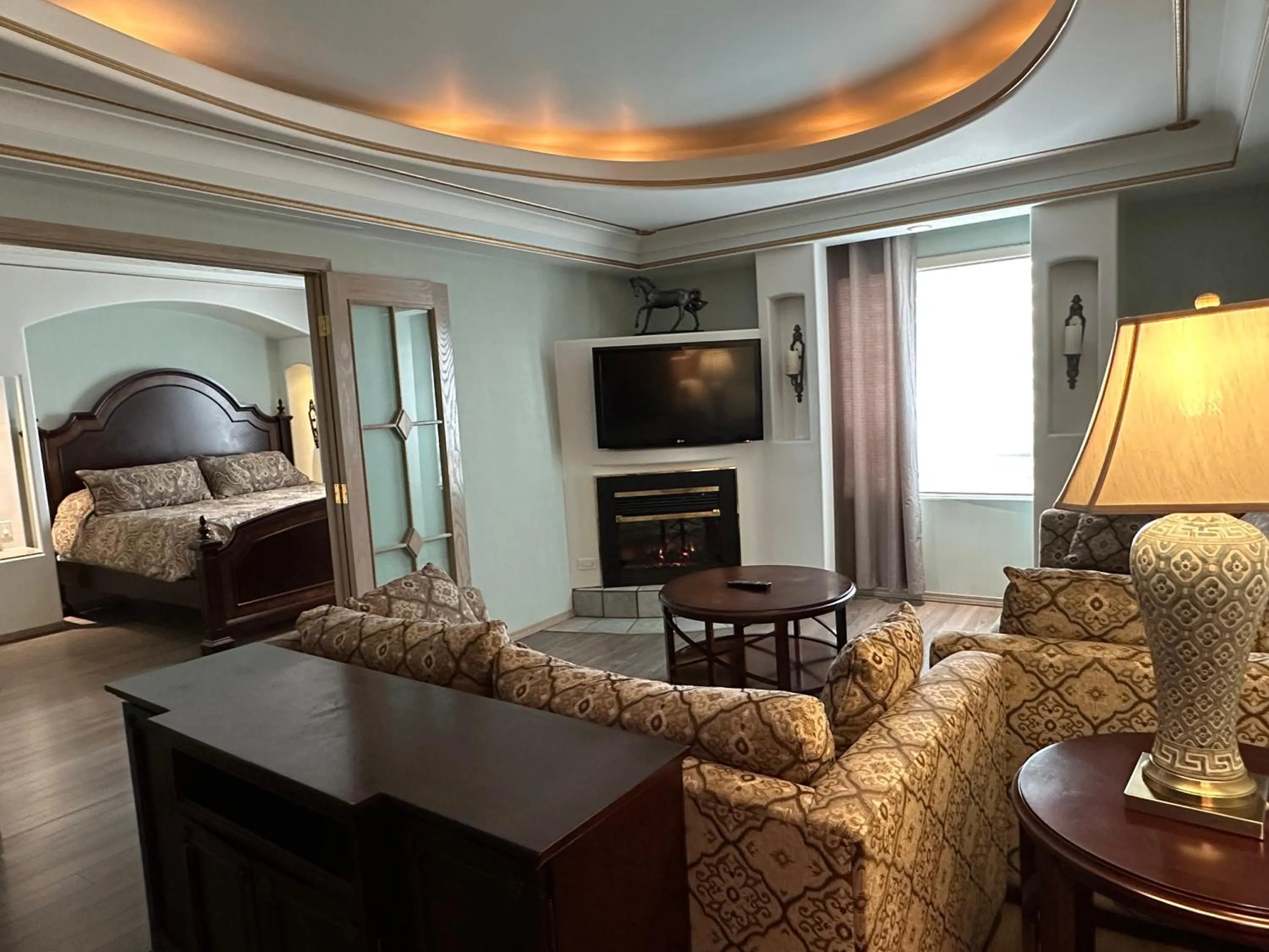 Bed in Chateau Louis Hotel & Conference Centre