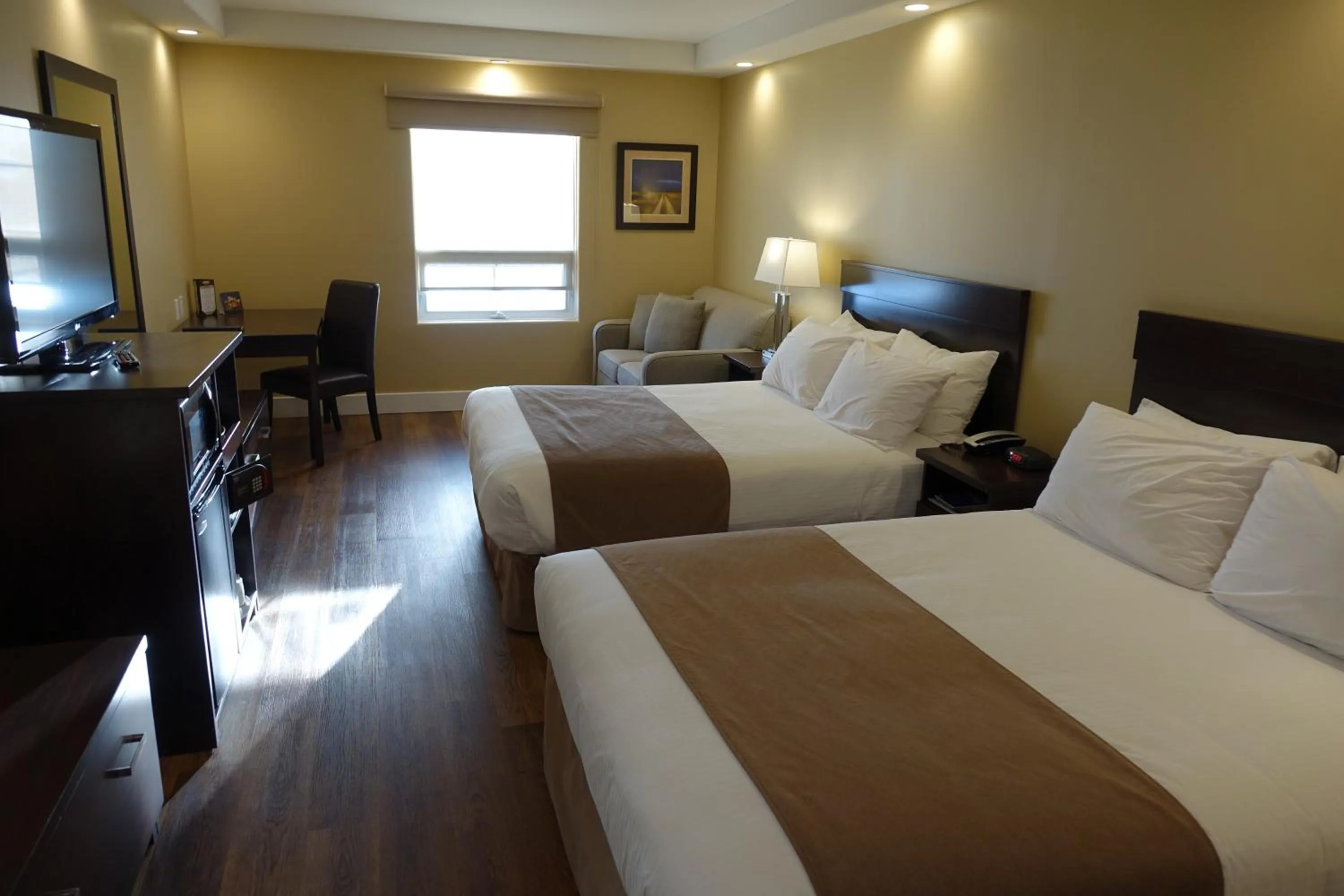 Living room, Bed in Chateau Louis Hotel & Conference Centre