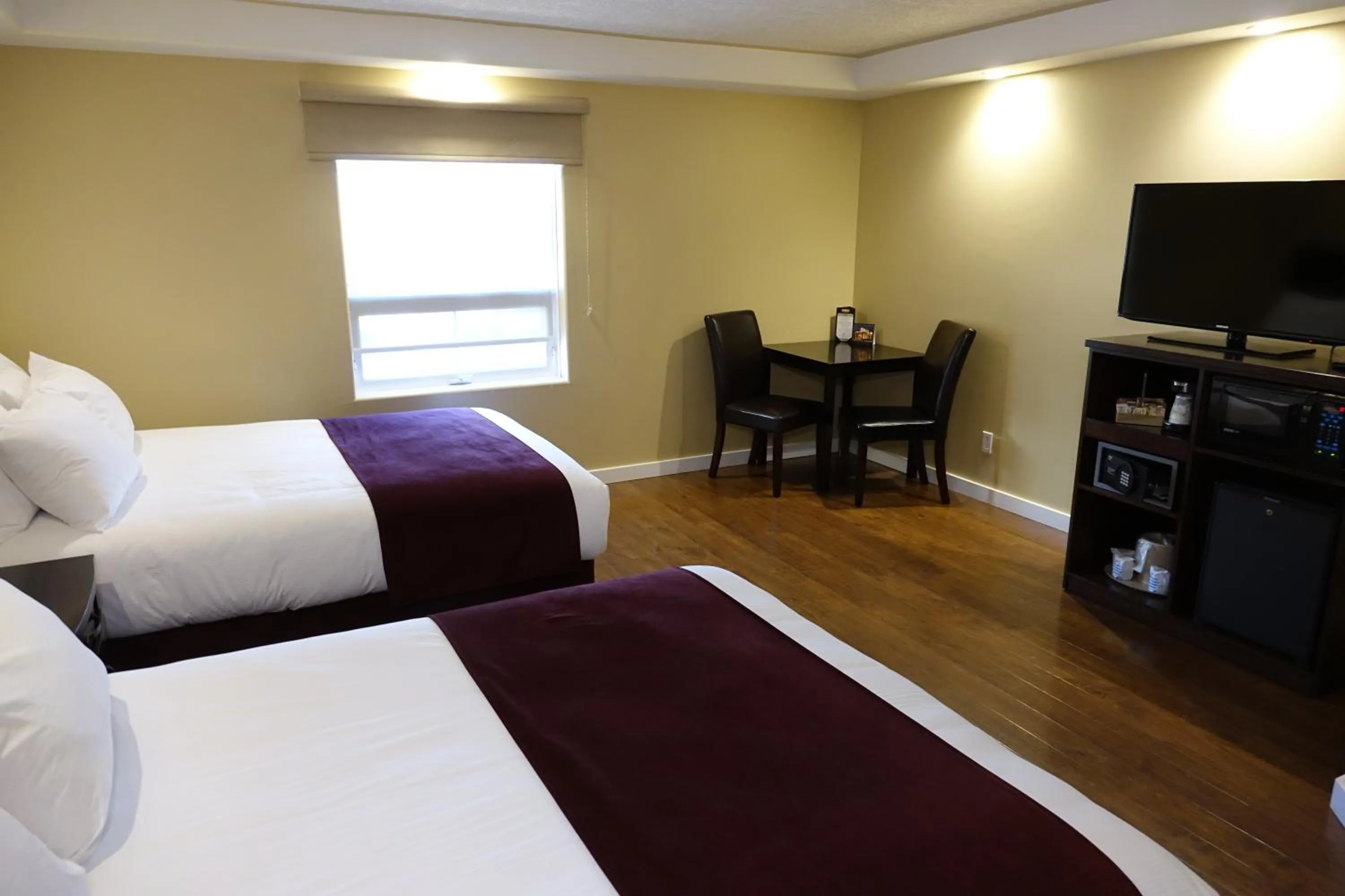 Living room, Bed in Chateau Louis Hotel & Conference Centre