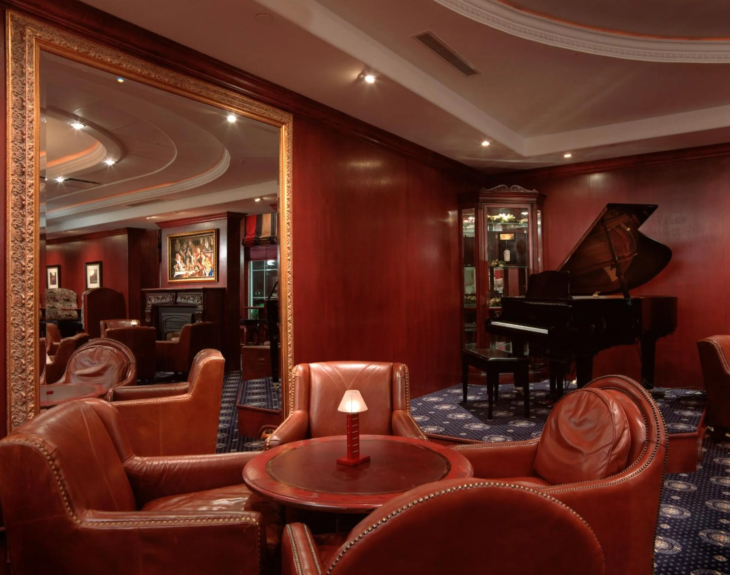Lounge or bar in Chateau Louis Hotel & Conference Centre