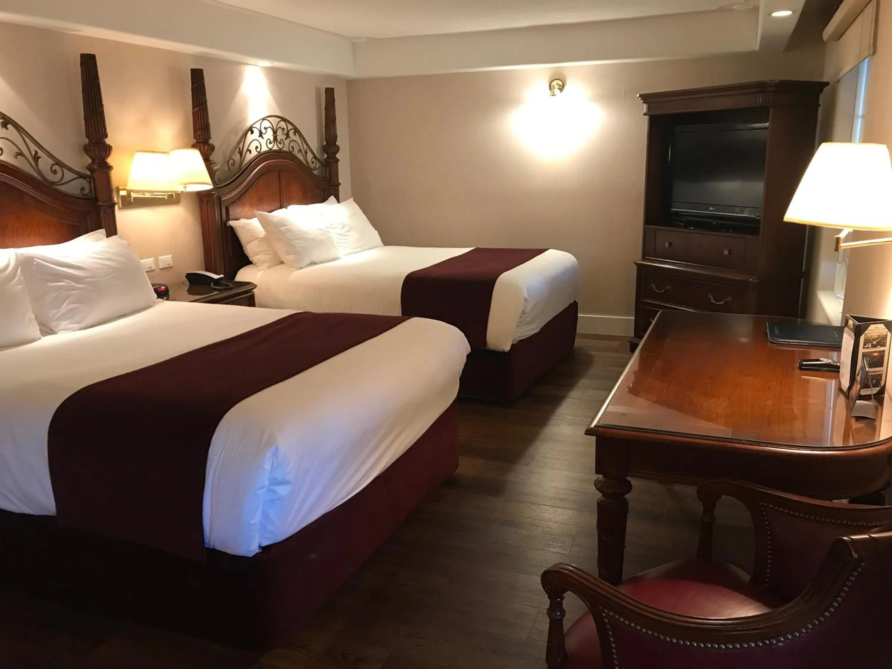 Photo of the whole room, Bed in Chateau Louis Hotel & Conference Centre