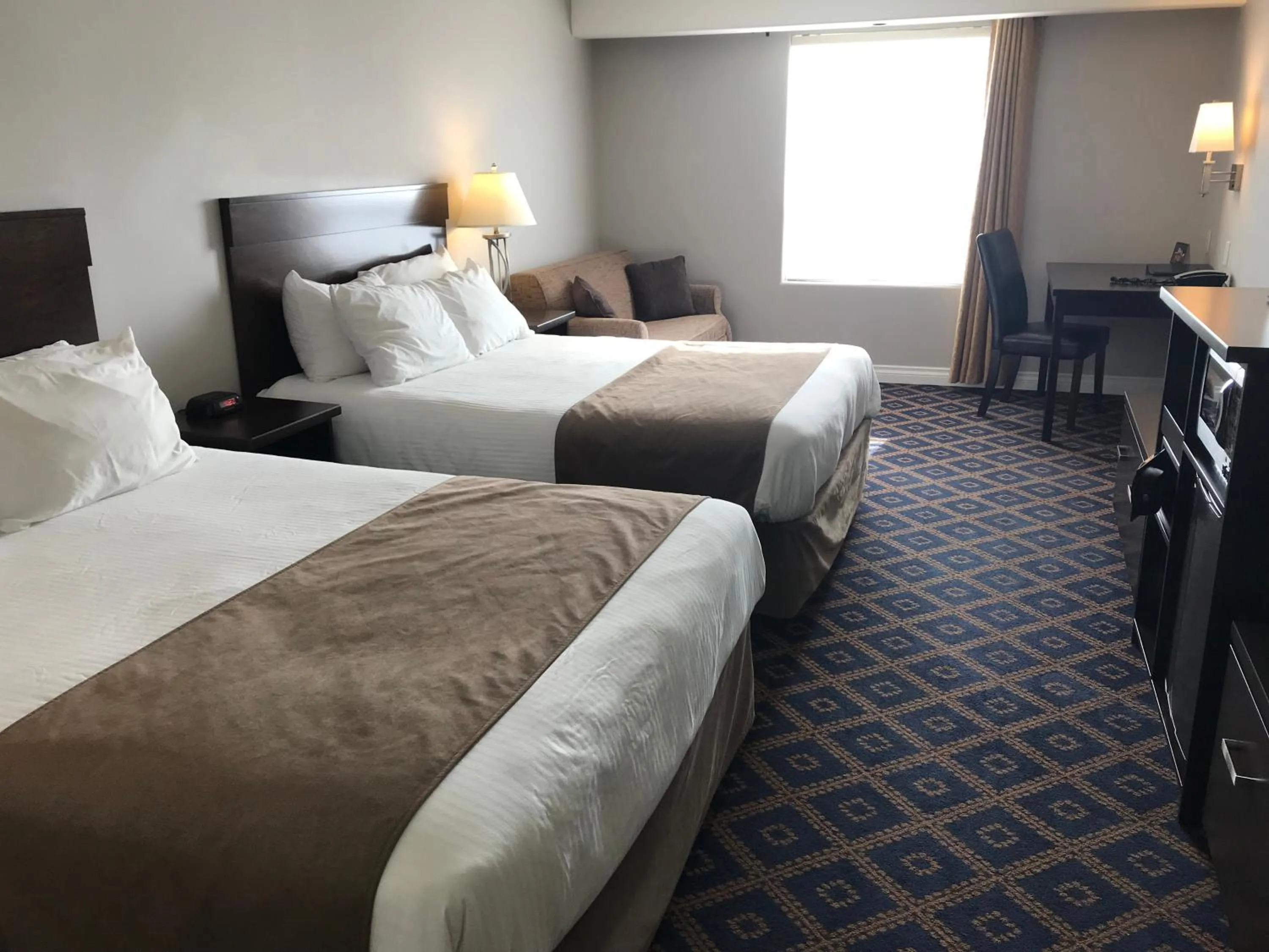 Bed in Chateau Louis Hotel & Conference Centre