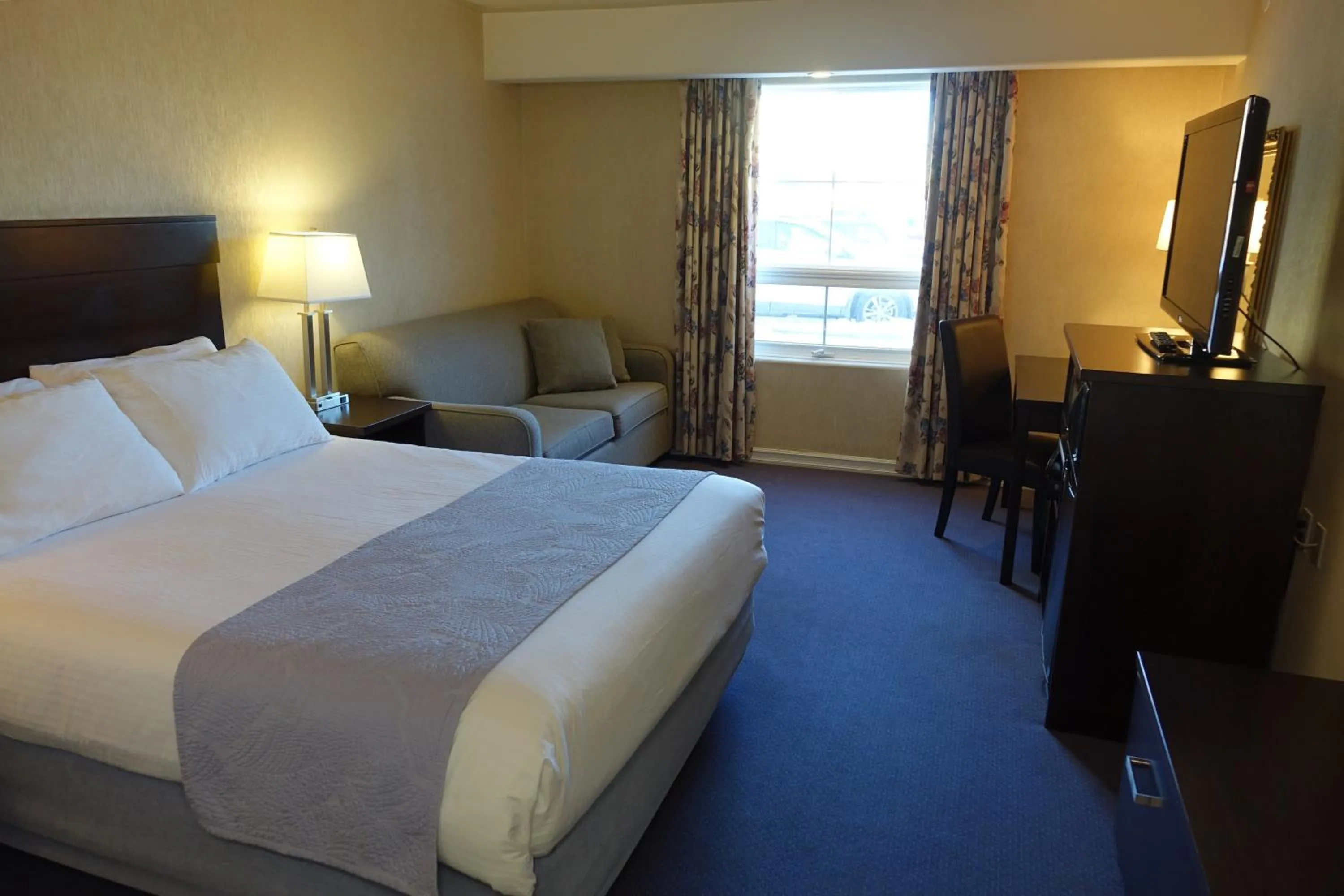 Bedroom, Bed in Chateau Louis Hotel & Conference Centre