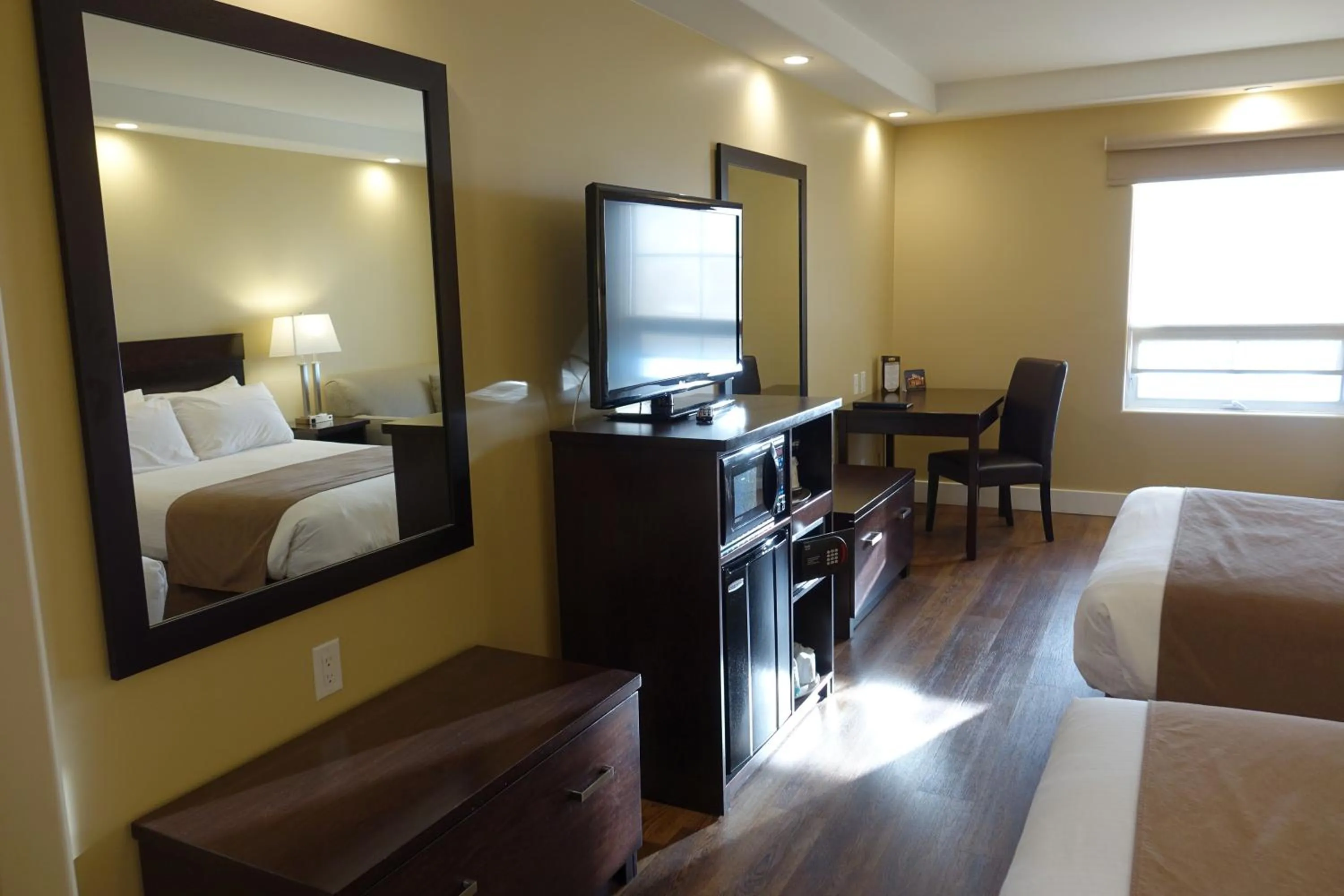 Living room, Bed in Chateau Louis Hotel & Conference Centre