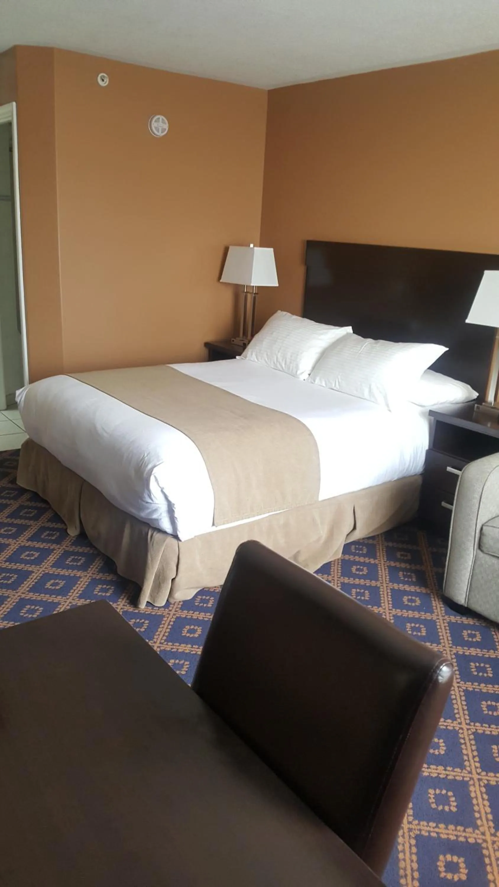 Bedroom, Bed in Chateau Louis Hotel & Conference Centre