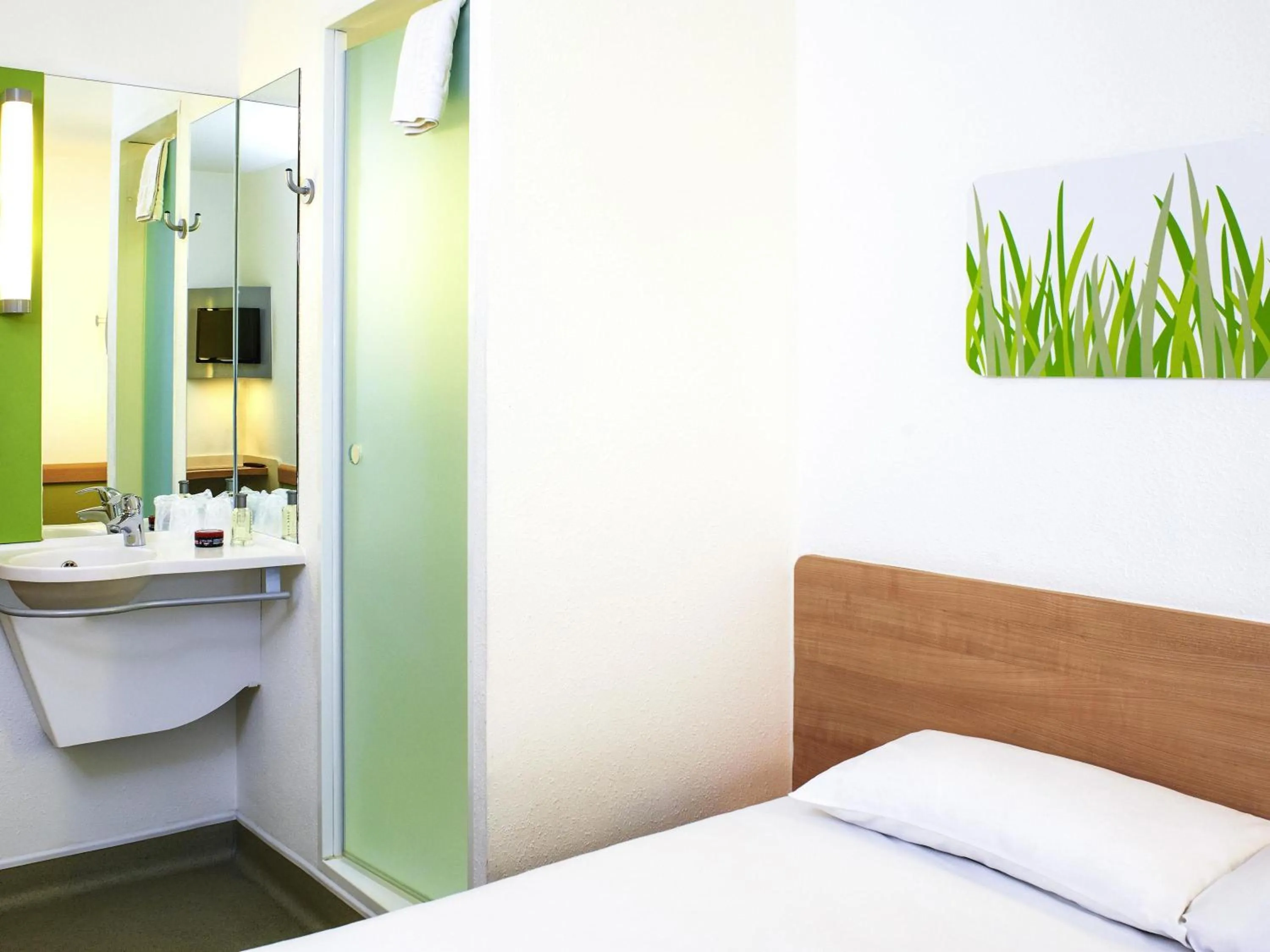 Bedroom, Bed in ibis budget Birmingham Airport Terminal Building - NEC