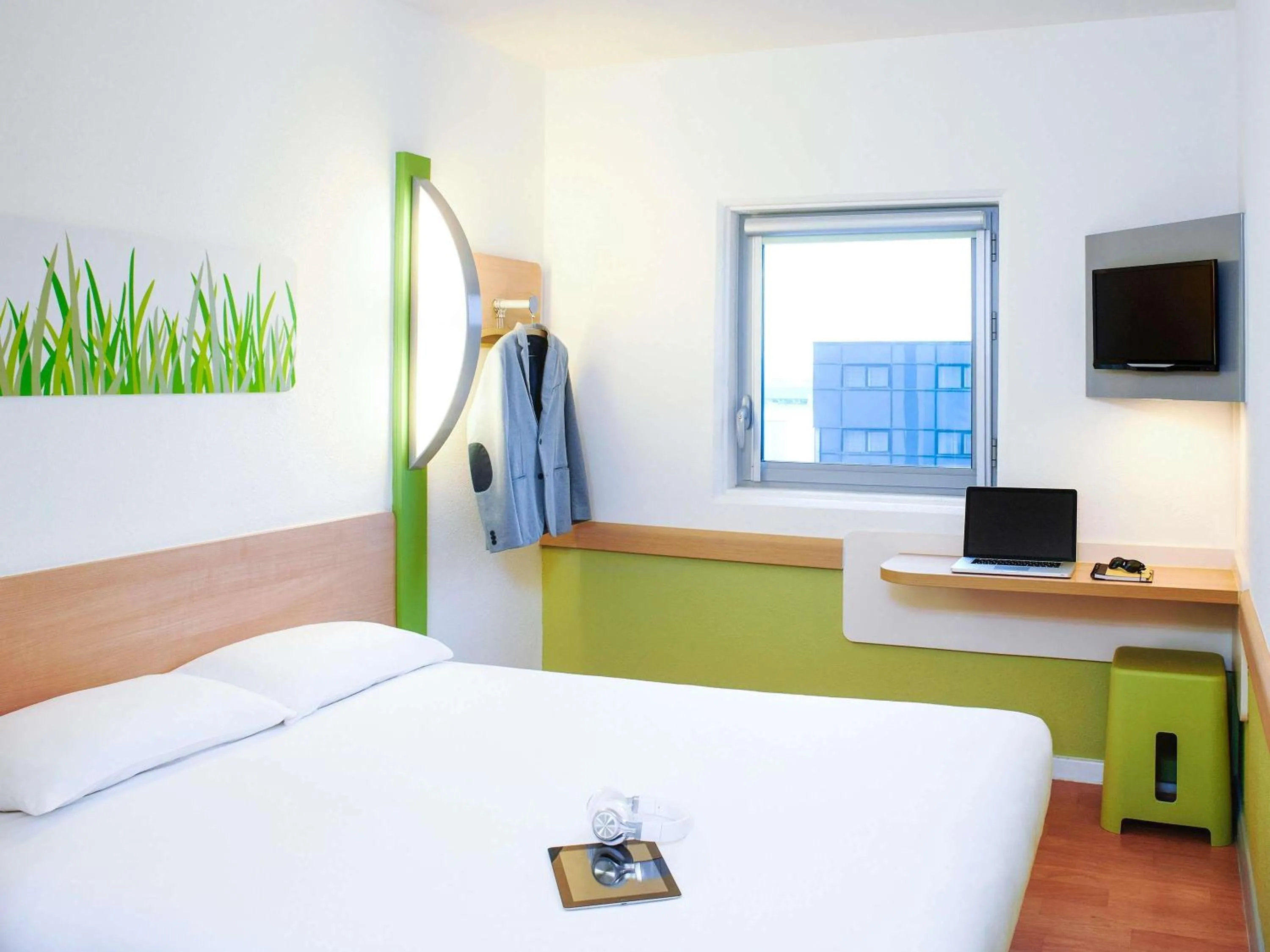 Bedroom, Bed in ibis budget Birmingham Airport Terminal Building - NEC