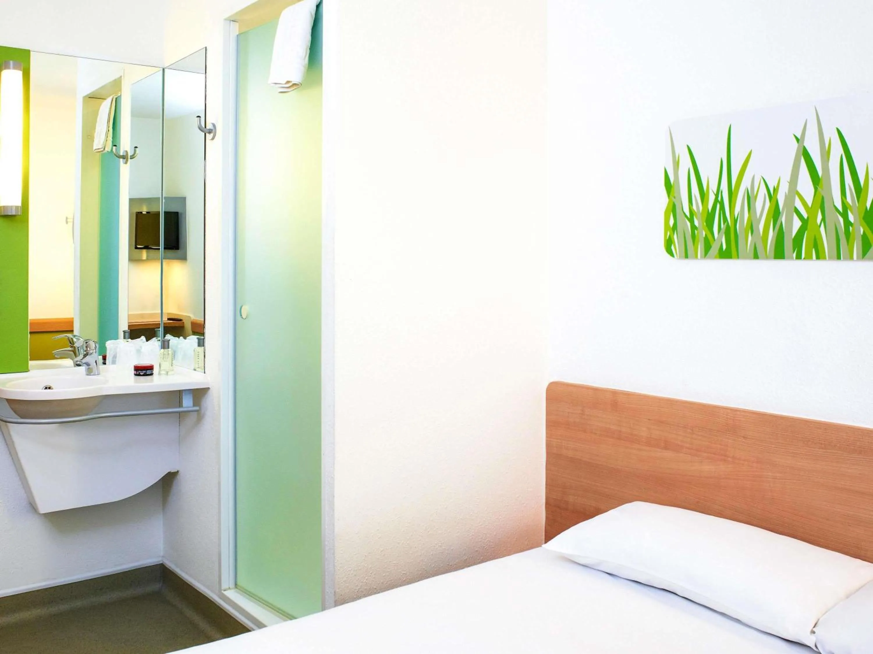 Bedroom, Bed in ibis budget Birmingham Airport Terminal Building - NEC