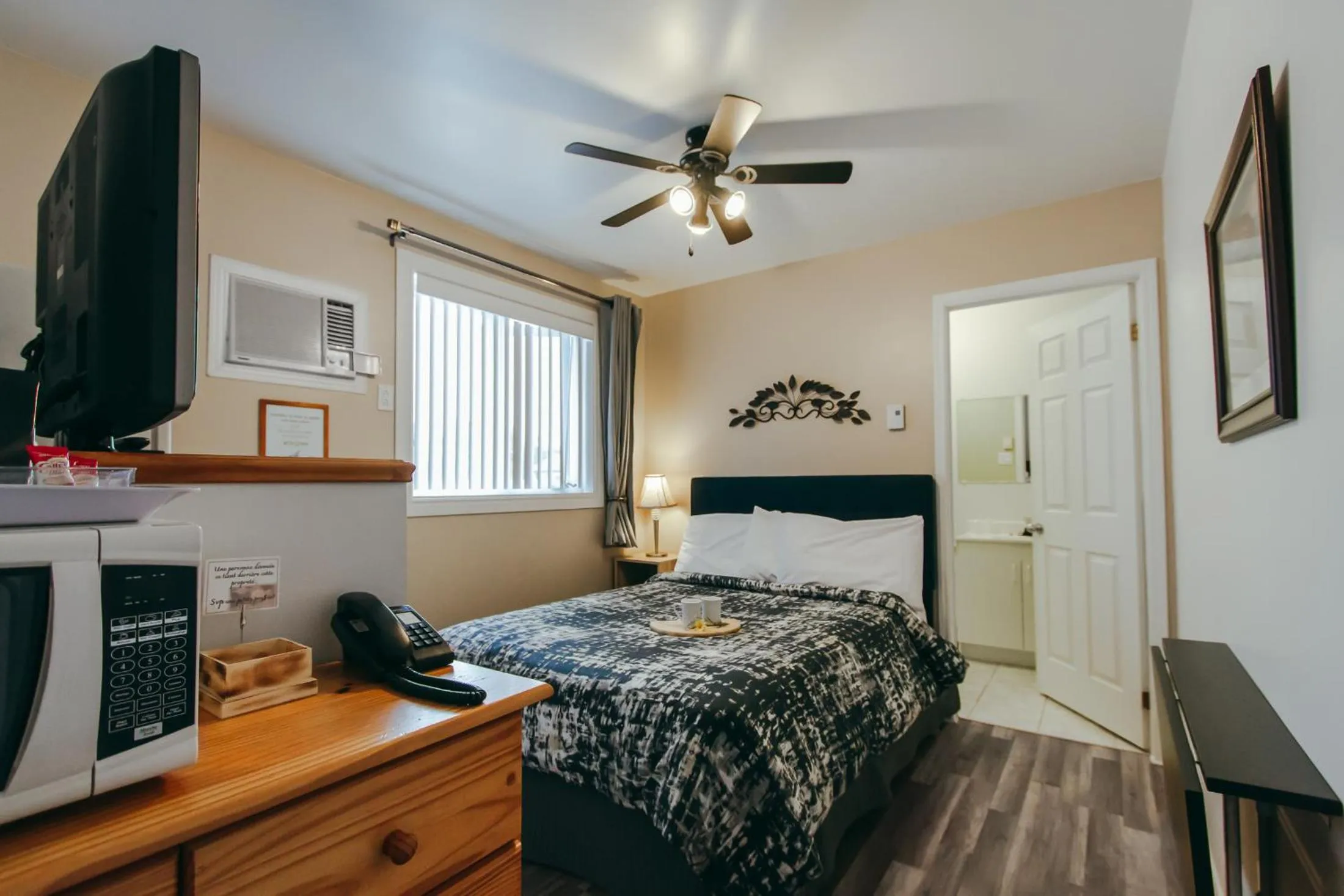 Bed in Motel Des Cascades