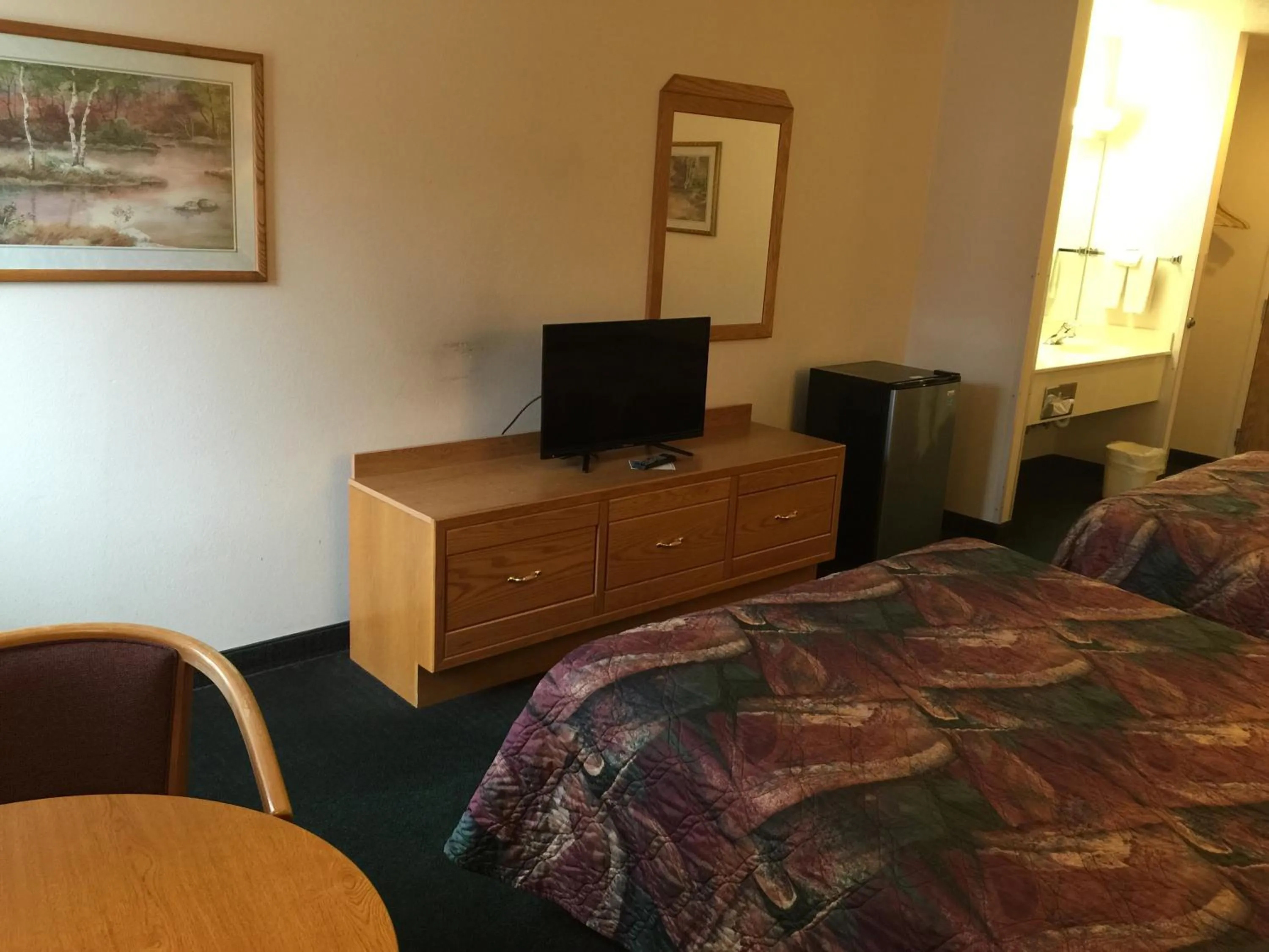 TV and multimedia, Bed in Economy Inn & Suites