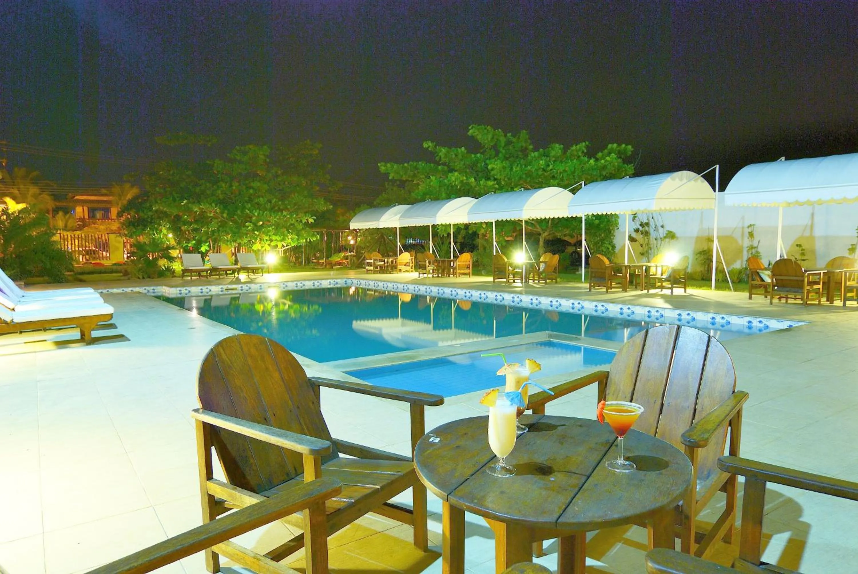 Swimming pool in Pousada Guaratiba