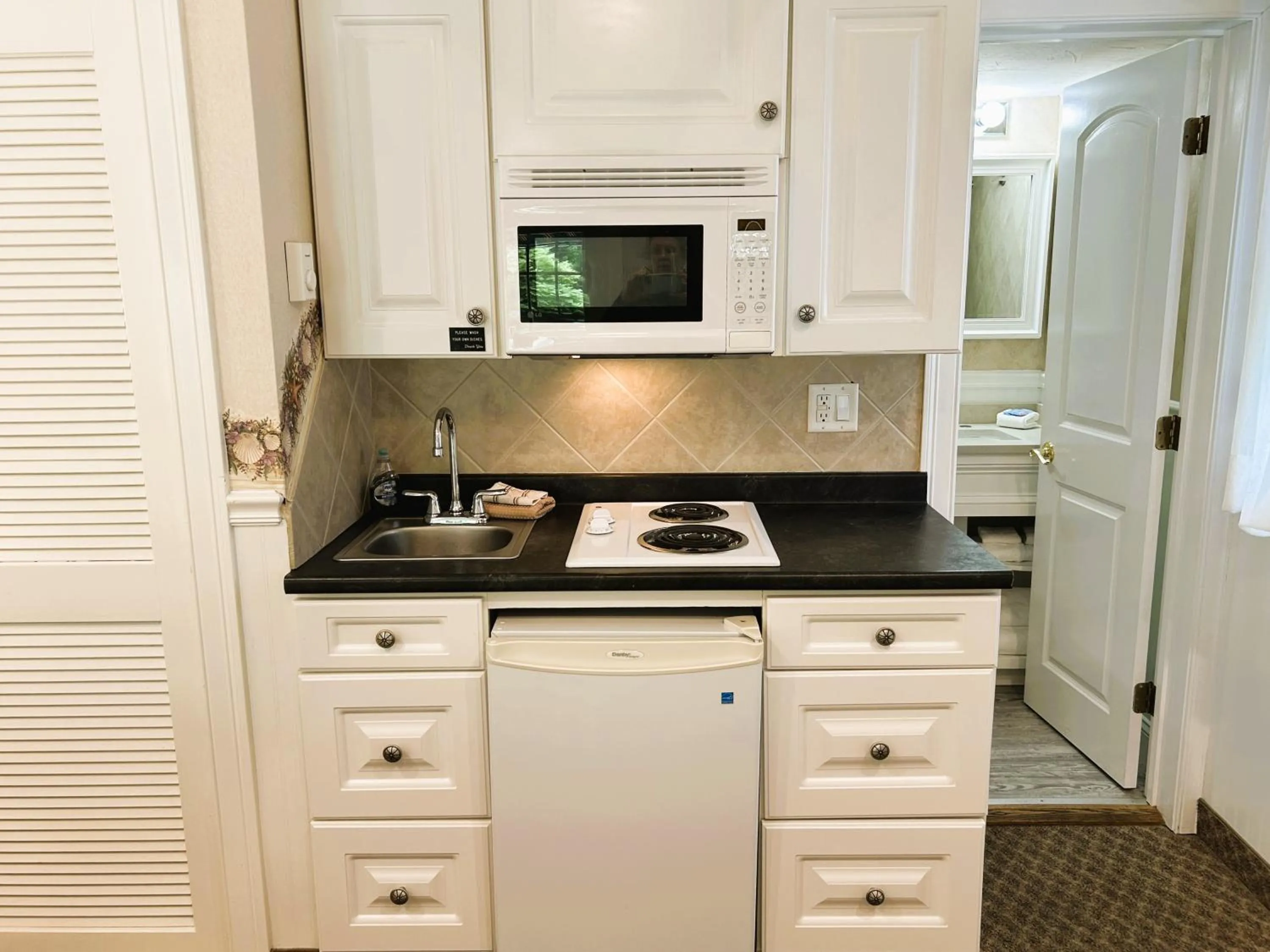 Kitchen or kitchenette in Falmouth Heights Motor Lodge