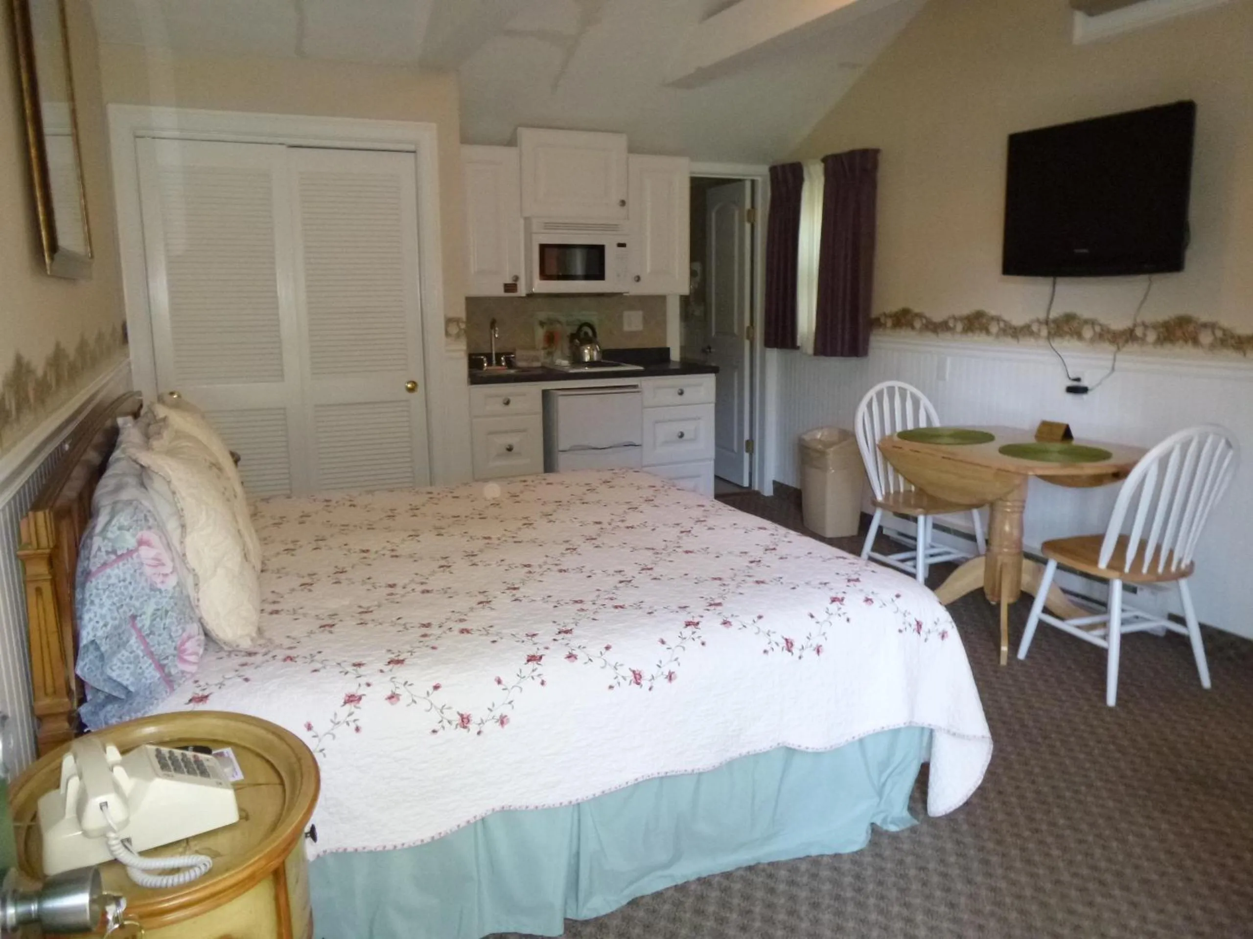 Photo of the whole room, Bed in Falmouth Heights Motor Lodge