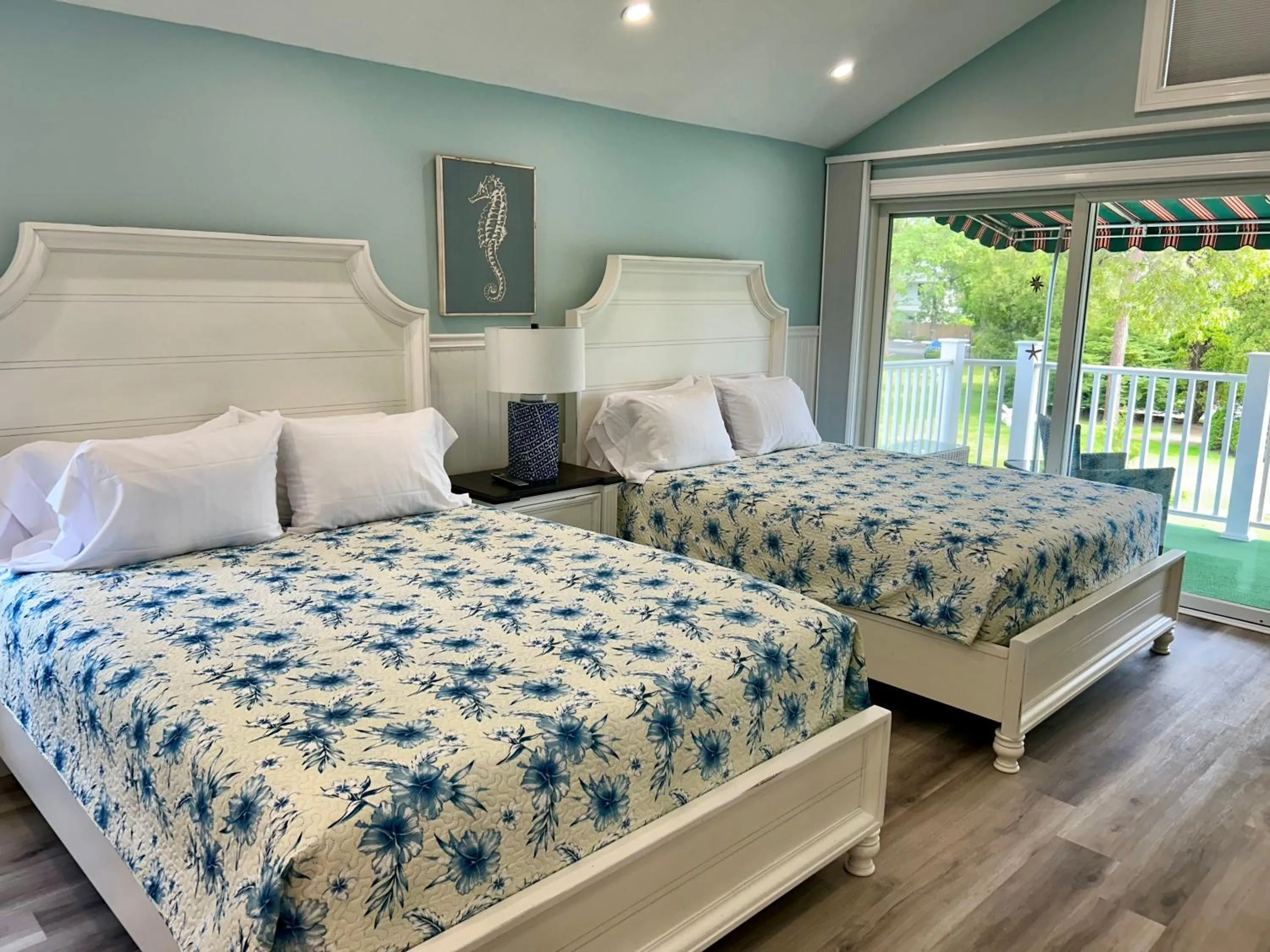 Bedroom, Bed in Falmouth Heights Motor Lodge