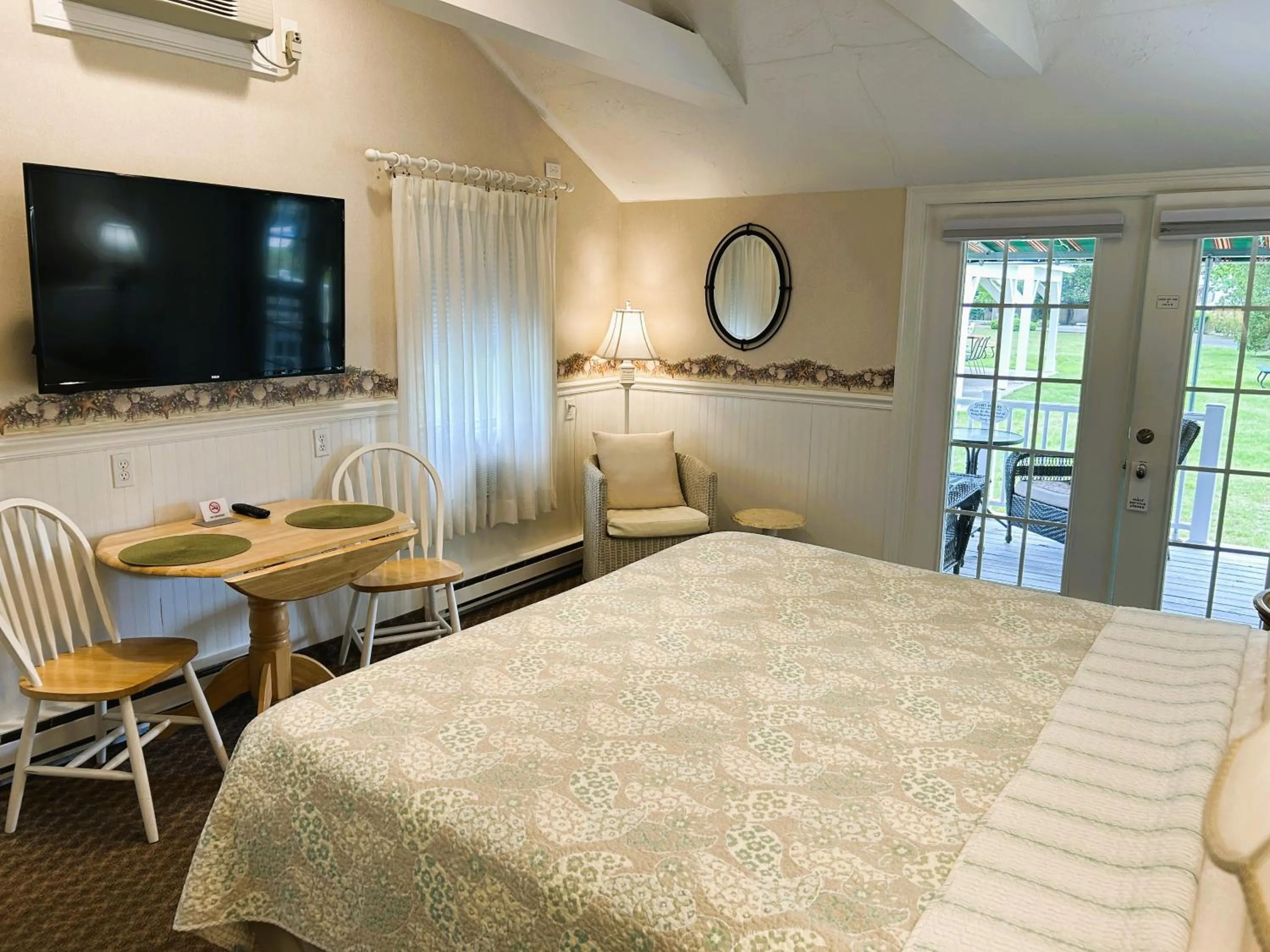 Photo of the whole room, Bed in Falmouth Heights Motor Lodge