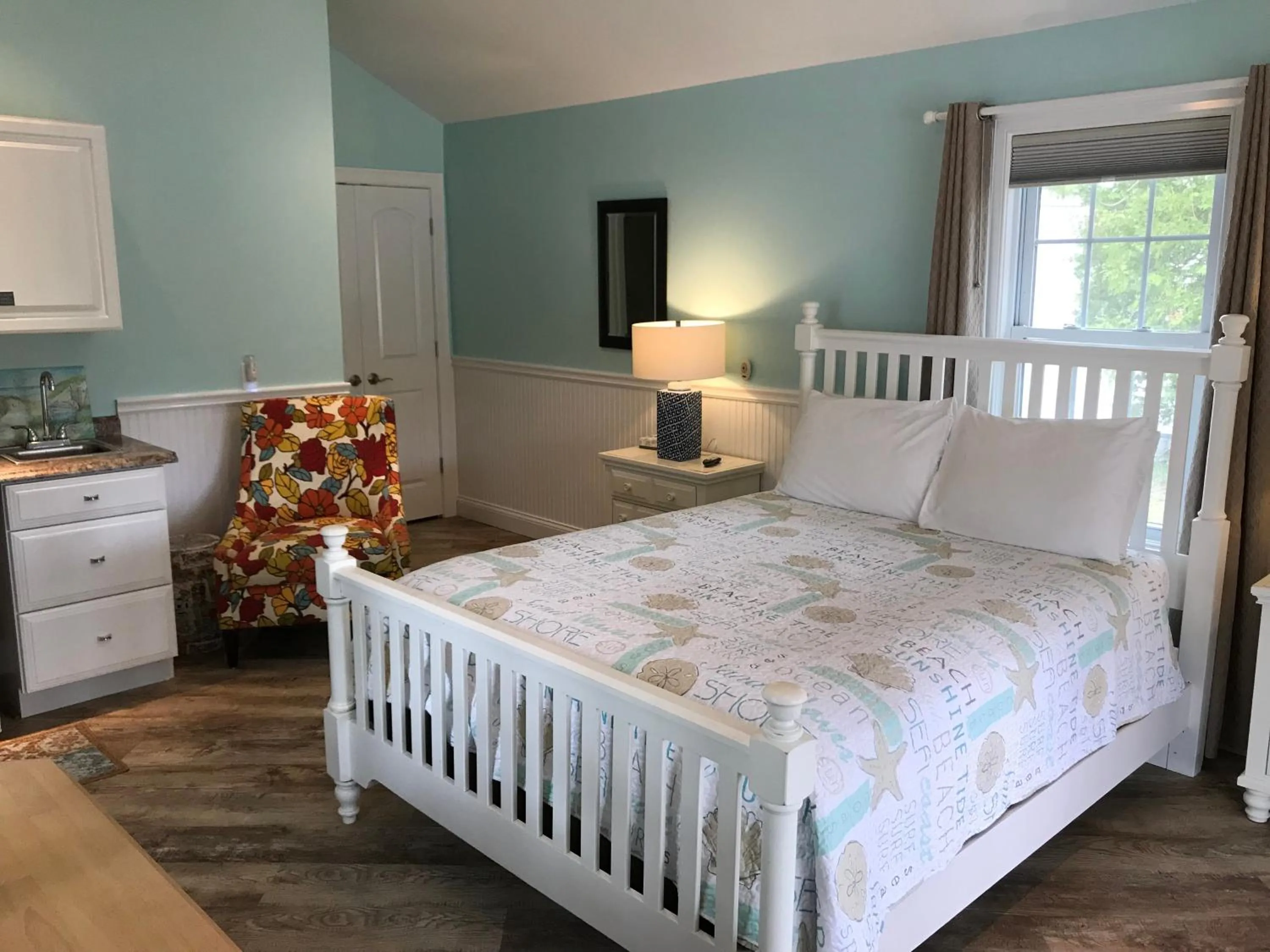 Photo of the whole room, Bed in Falmouth Heights Motor Lodge