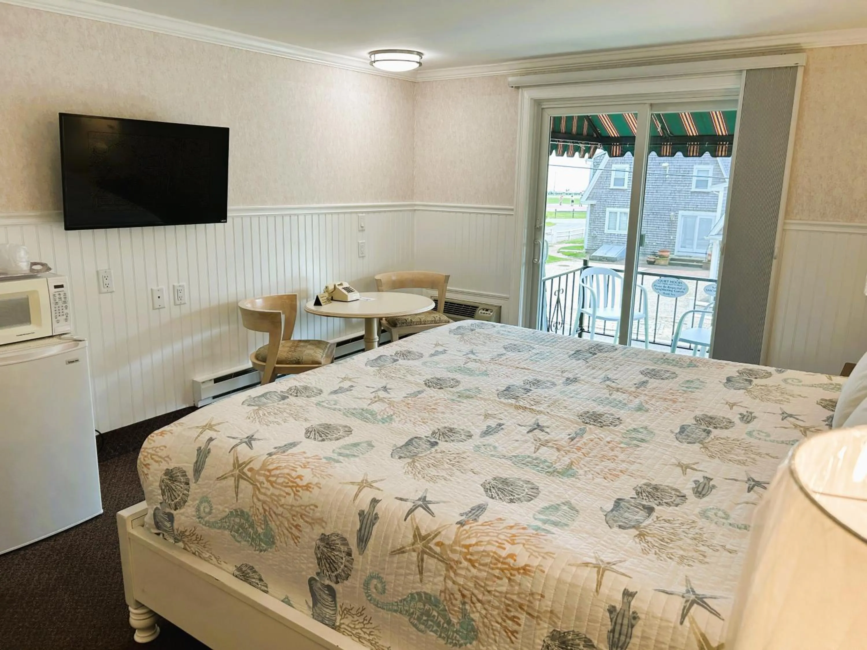 Bedroom, Bed in Falmouth Heights Motor Lodge