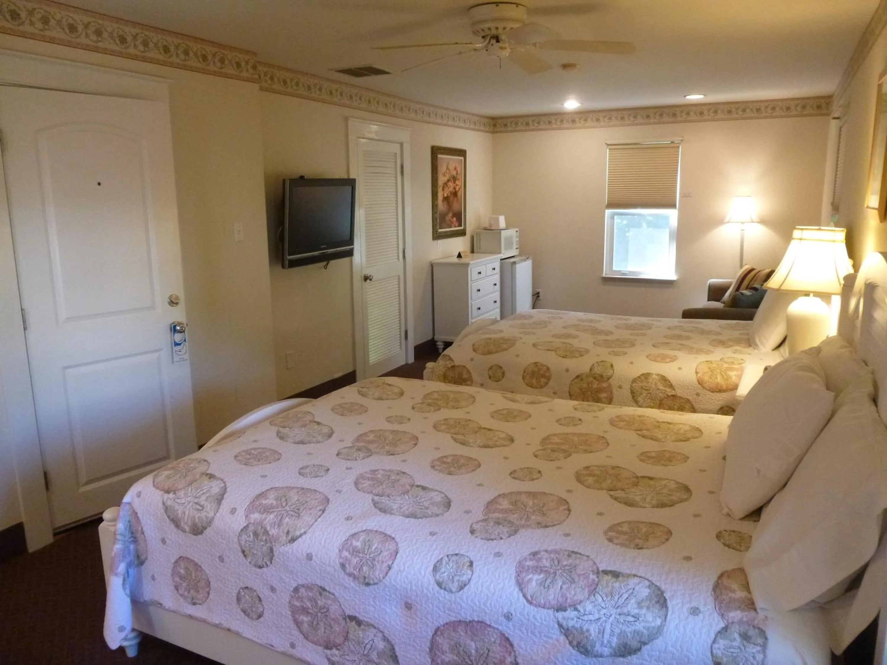 Deluxe Queen Room in Falmouth Heights Motor Lodge