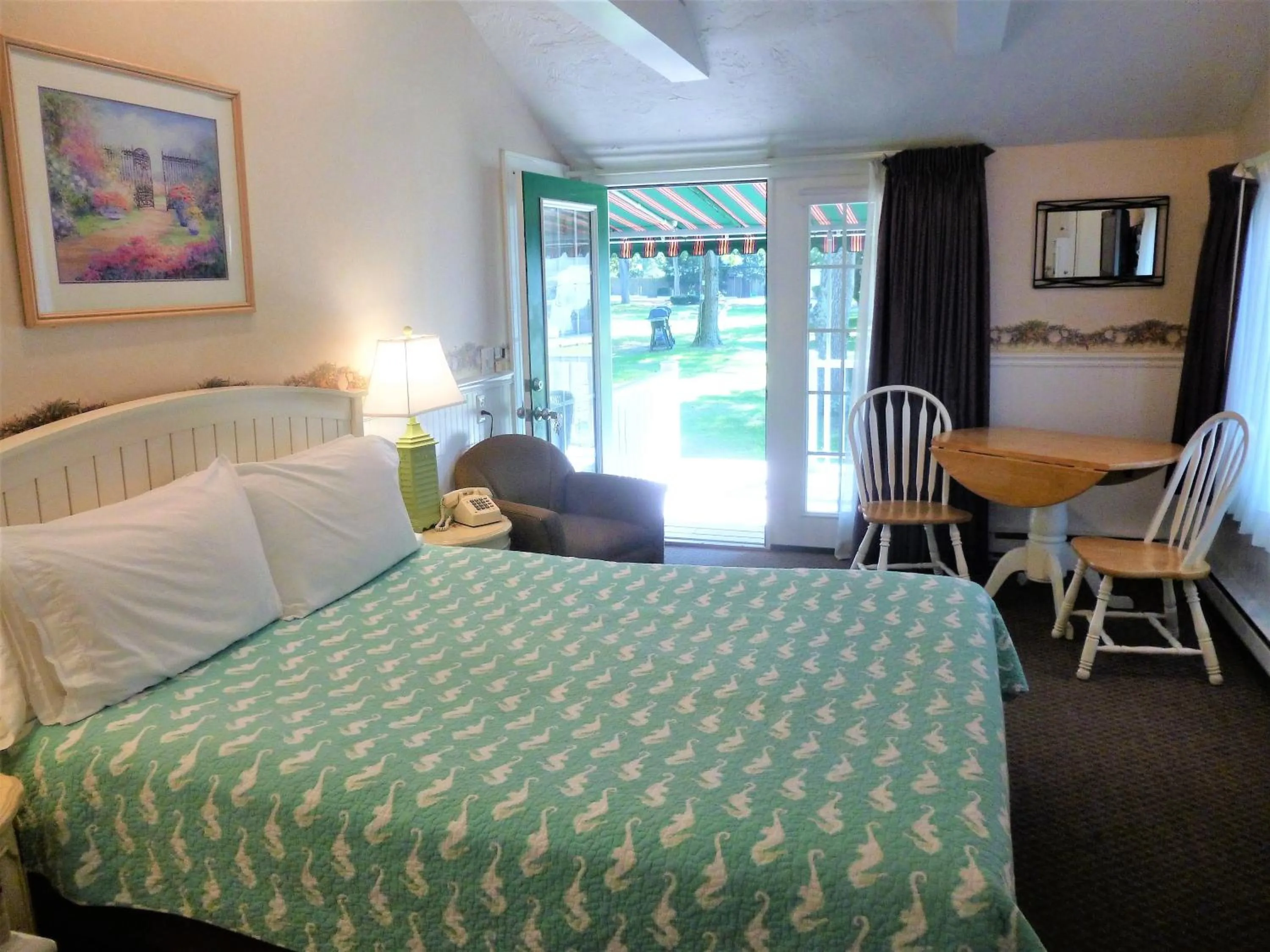 Photo of the whole room, Bed in Falmouth Heights Motor Lodge
